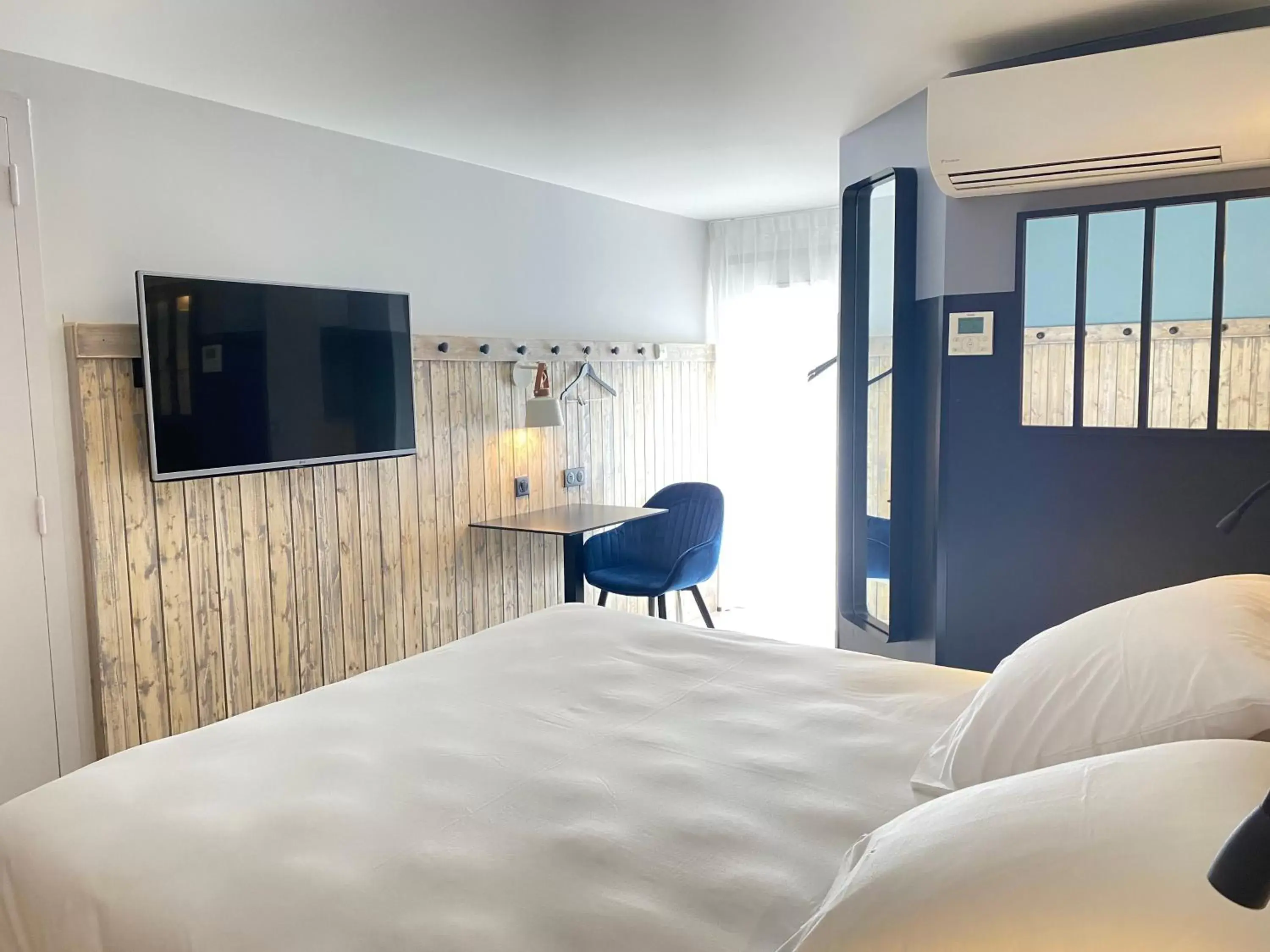 Triple Room (1 Double Bed + 1 Single Bed) in Kyriad Bourgoin-Jallieu Triple Room (1 Double Bed + 1 Single Bed) in Kyriad Bourgoin-Jallieu