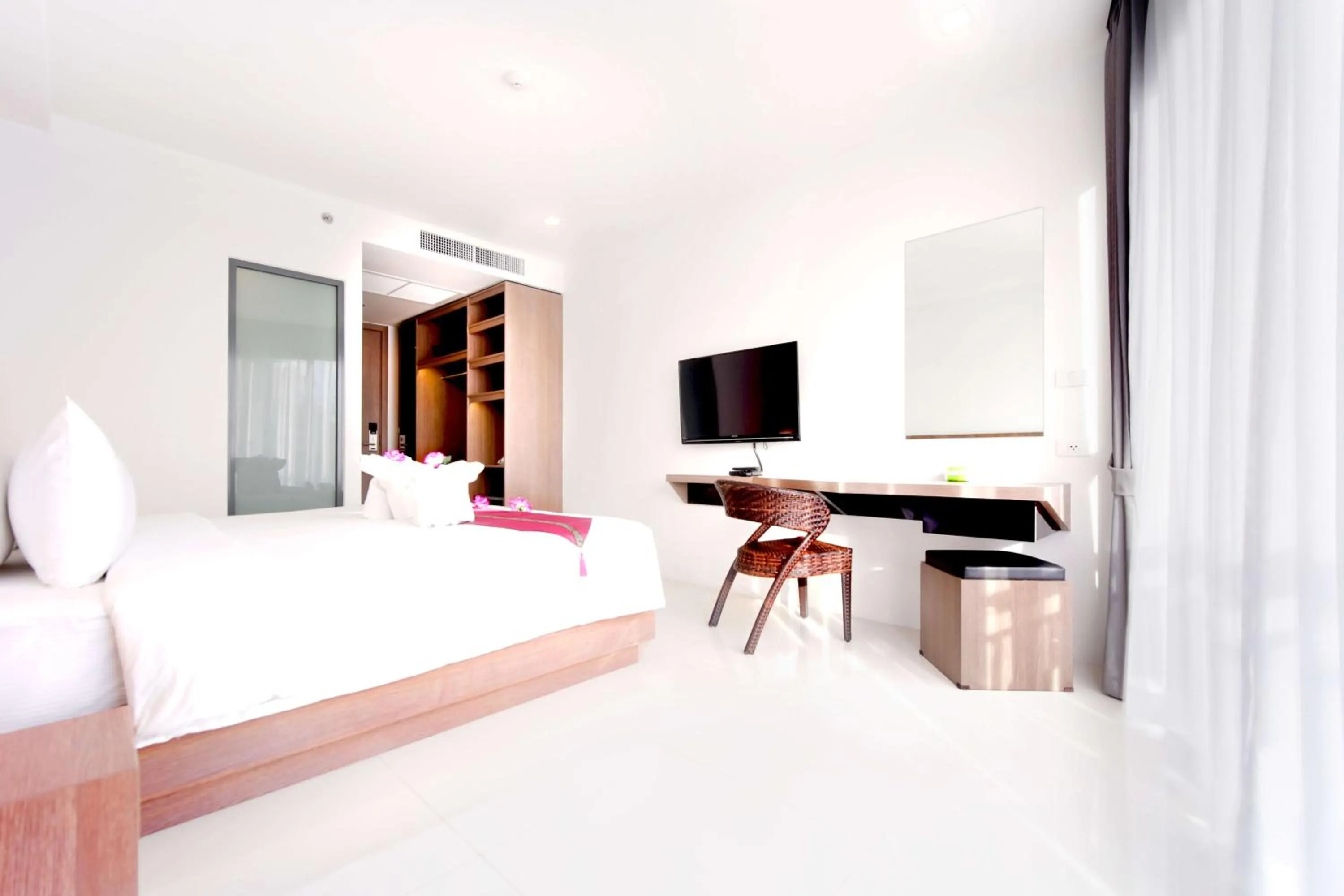 Photo of the whole room, Bed in Phoenix Hotel Karon Beach