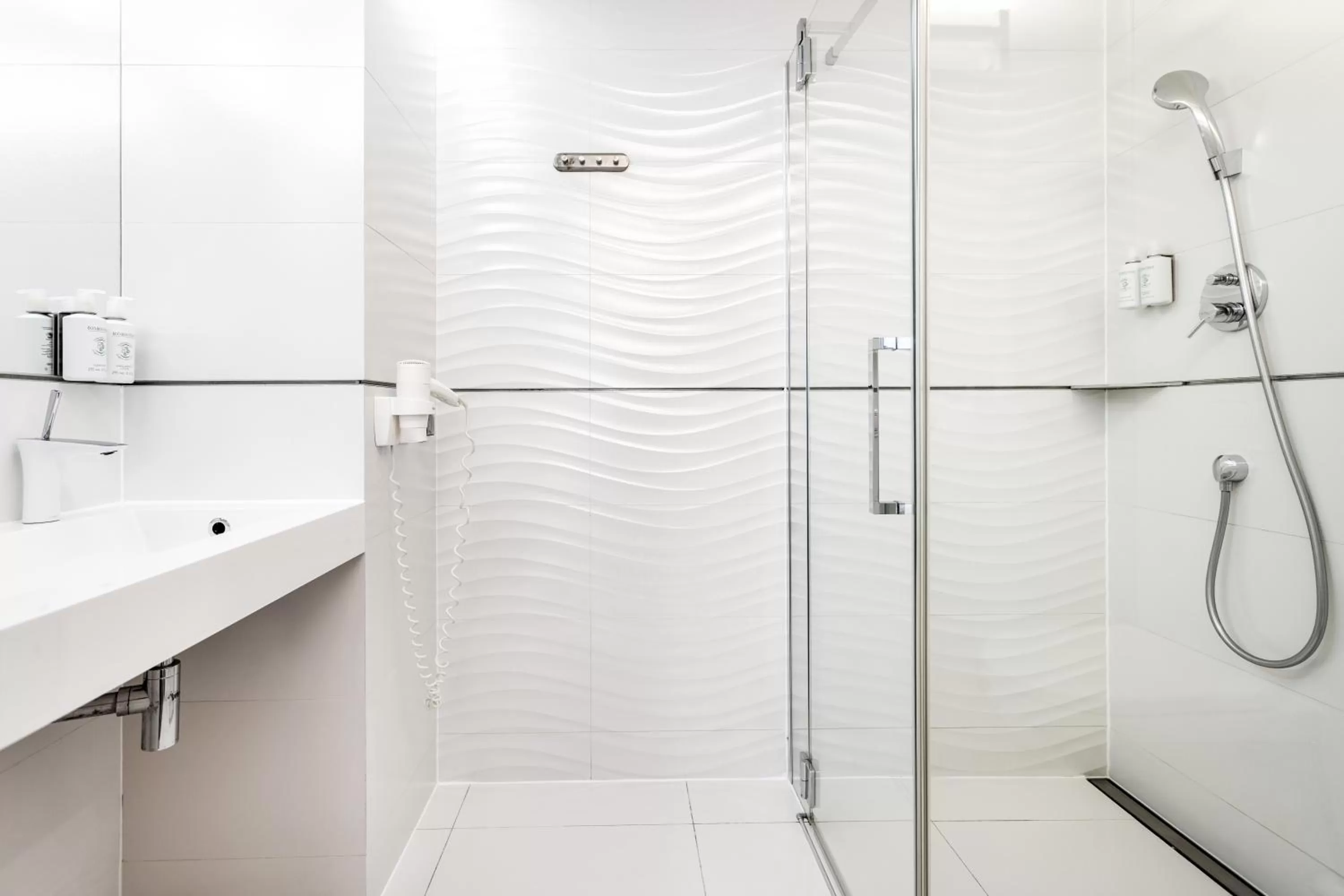 Bathroom in Ultra Marine by Zdrojowa