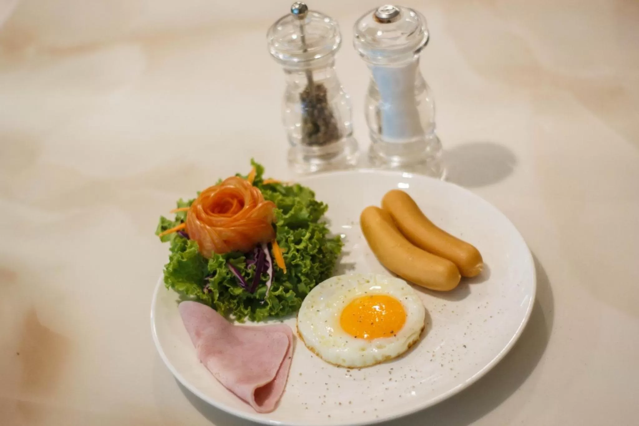 Food and drinks in Hope Land Hotel Sukhumvit 8