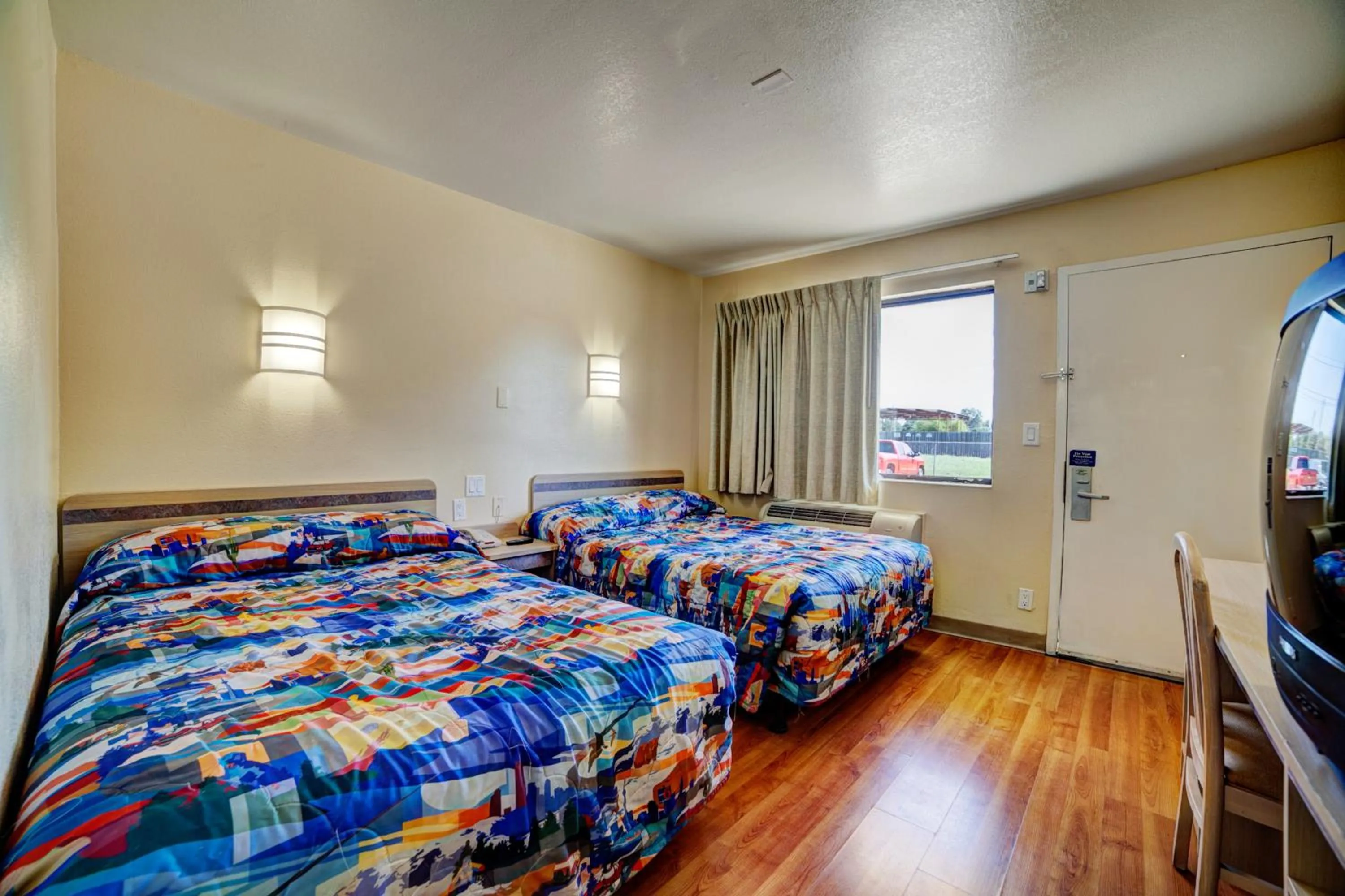 Bedroom, Bed in Super 7 Inn