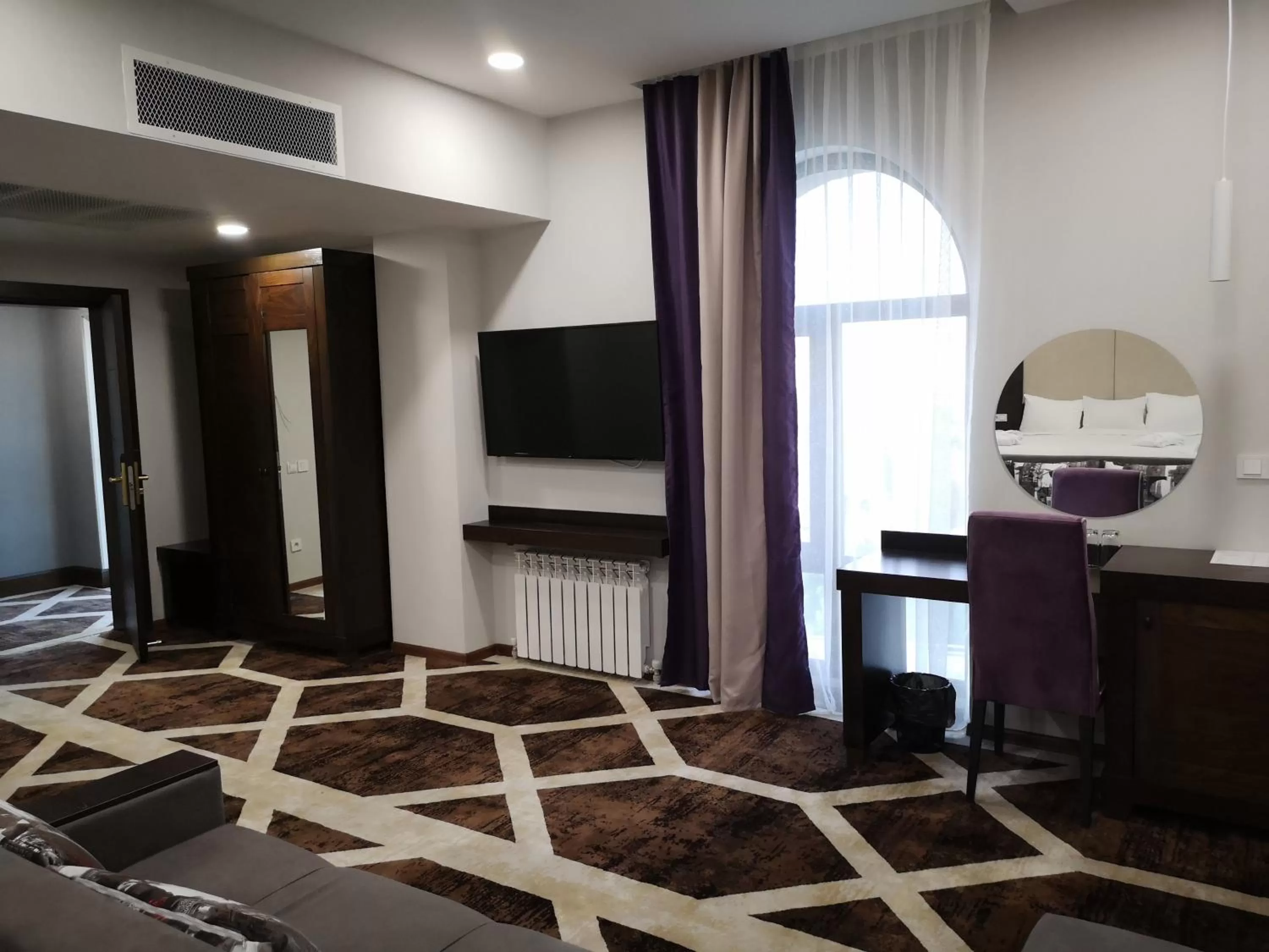 TV and multimedia, TV/Entertainment Center in East Palace Hotel