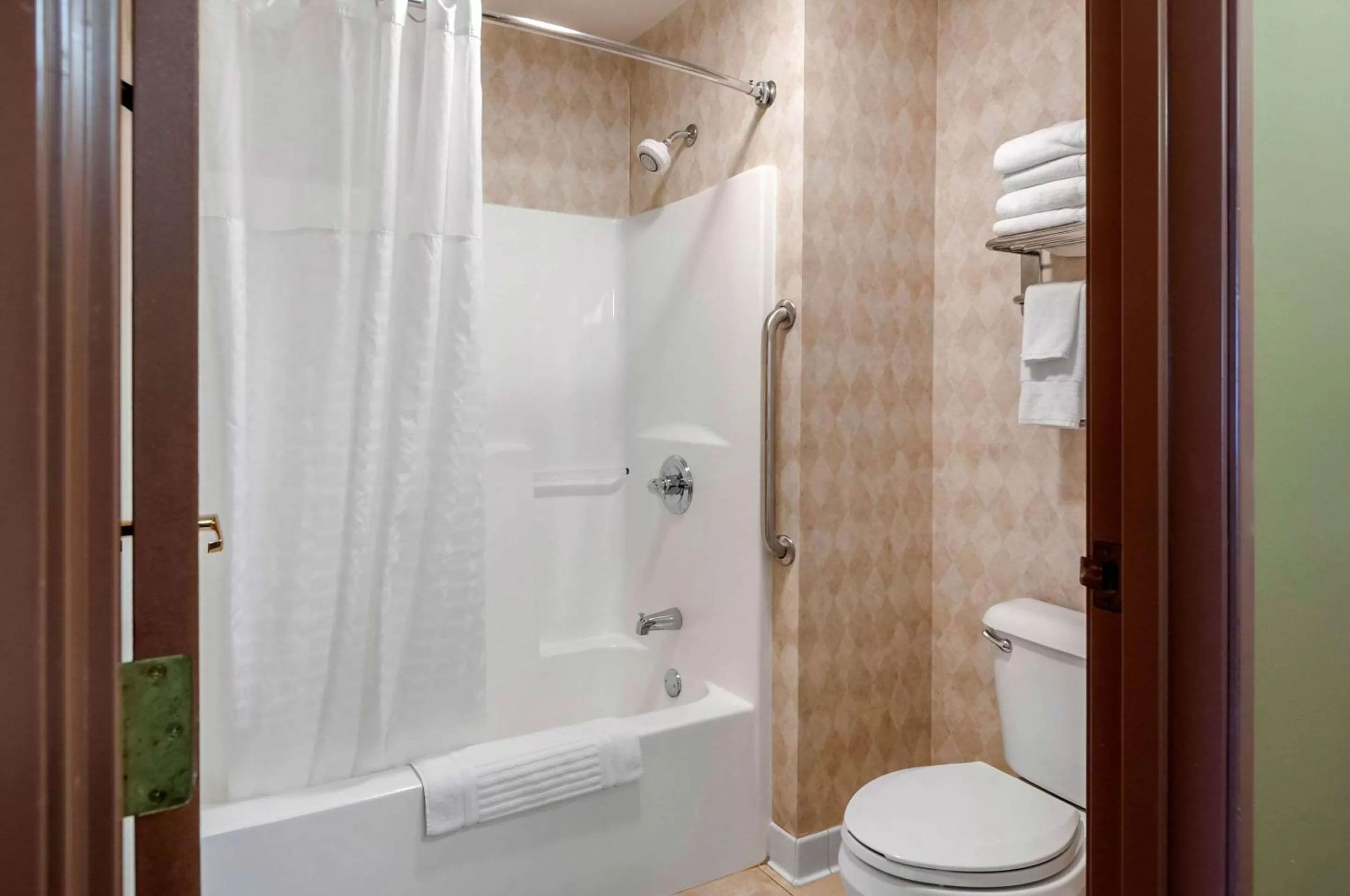 Photo of the whole room in Comfort Inn Dyersville Near the Field of Dreams