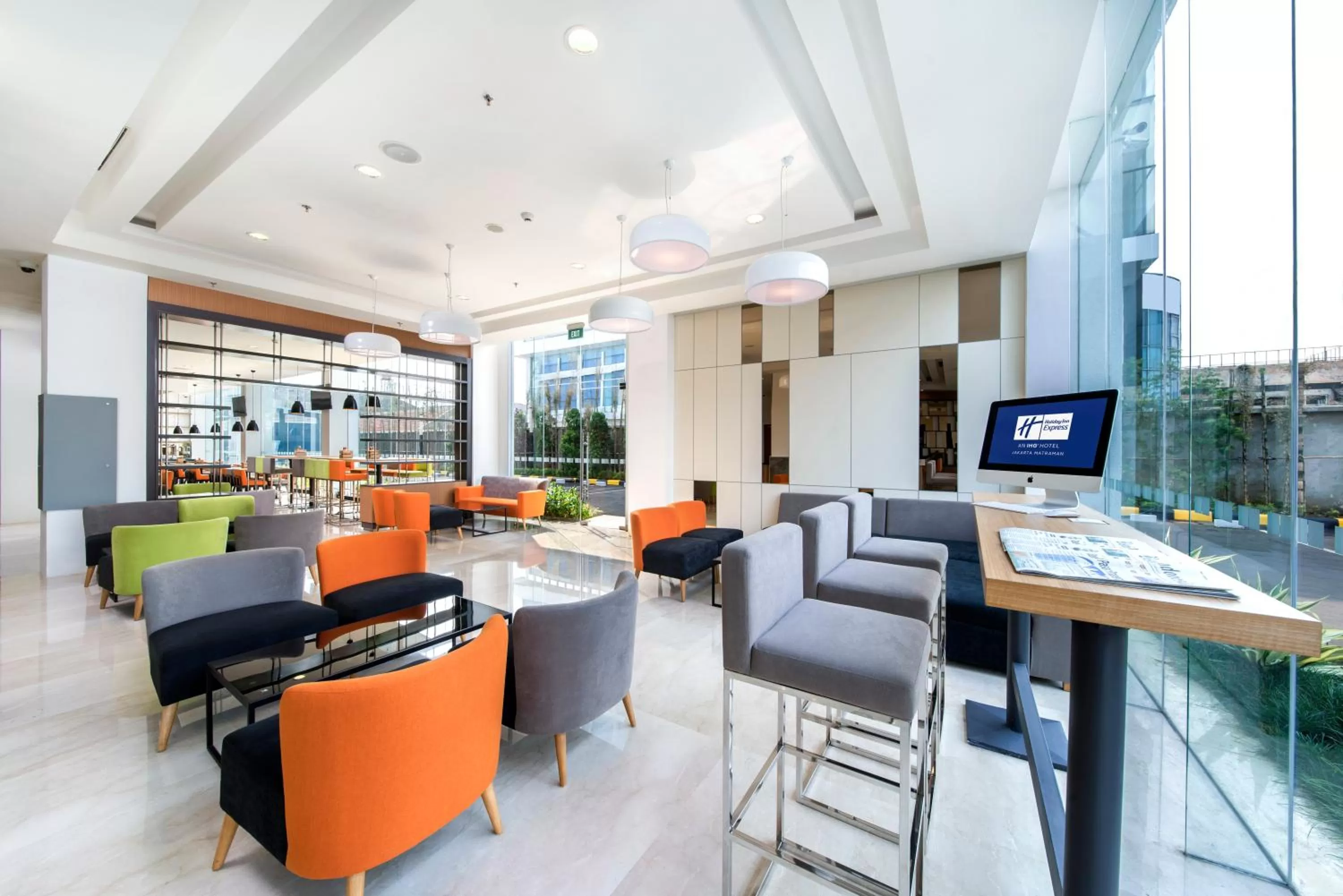 Lobby or reception in Holiday Inn Express Jakarta Matraman by IHG