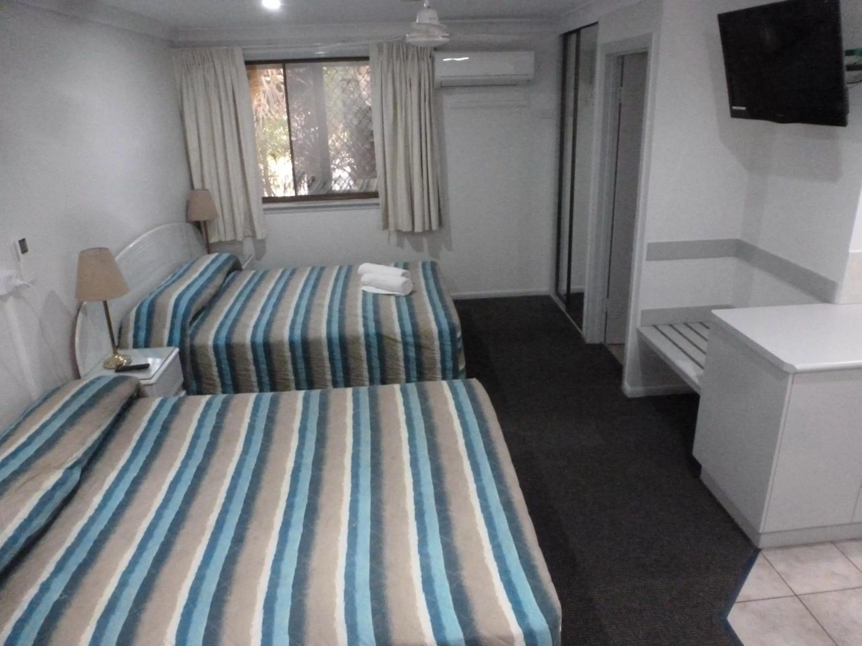 Bed in Aspley Carsel Motor Inn