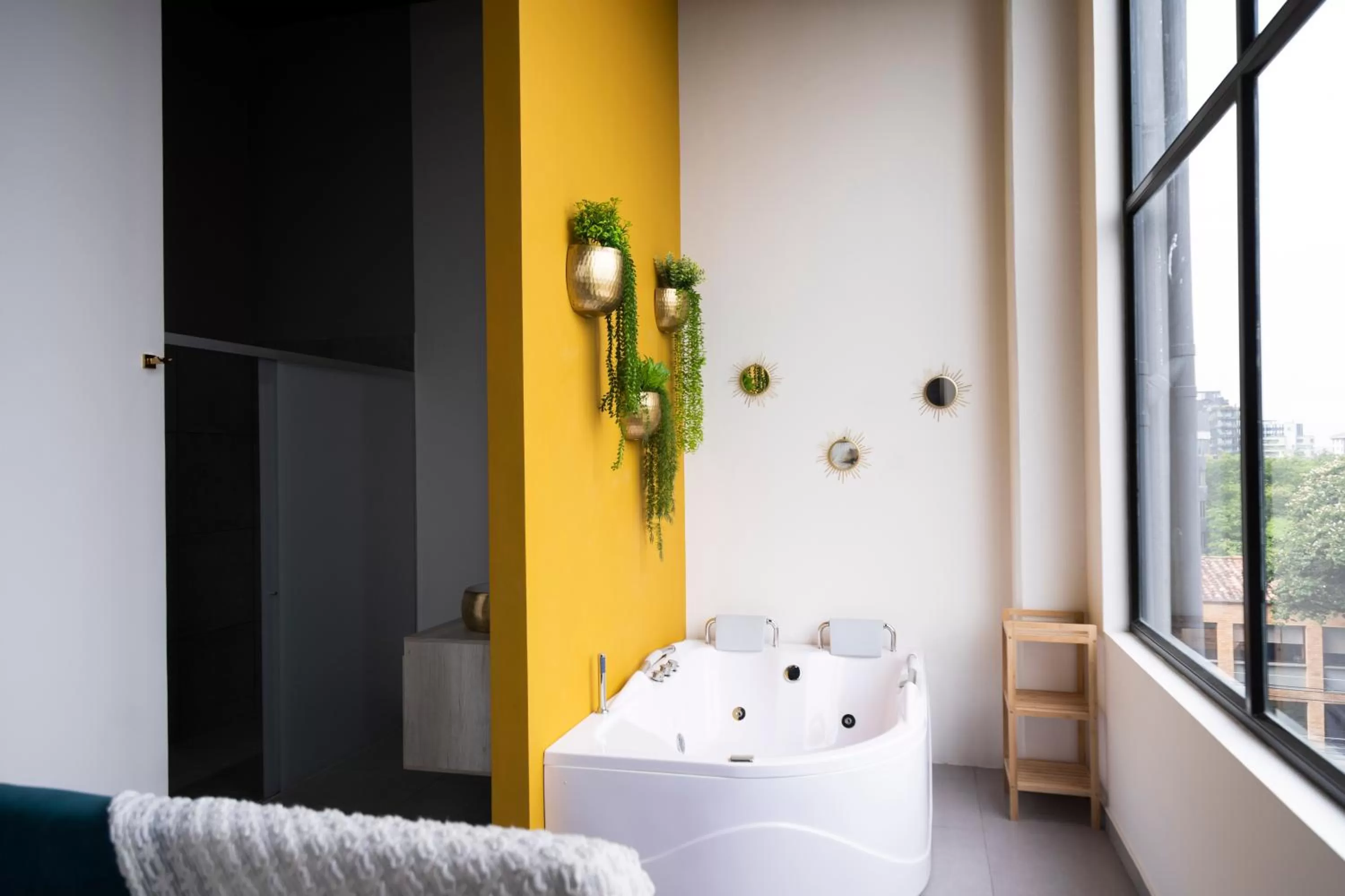 Bath, Bed in Royal Living Poblado