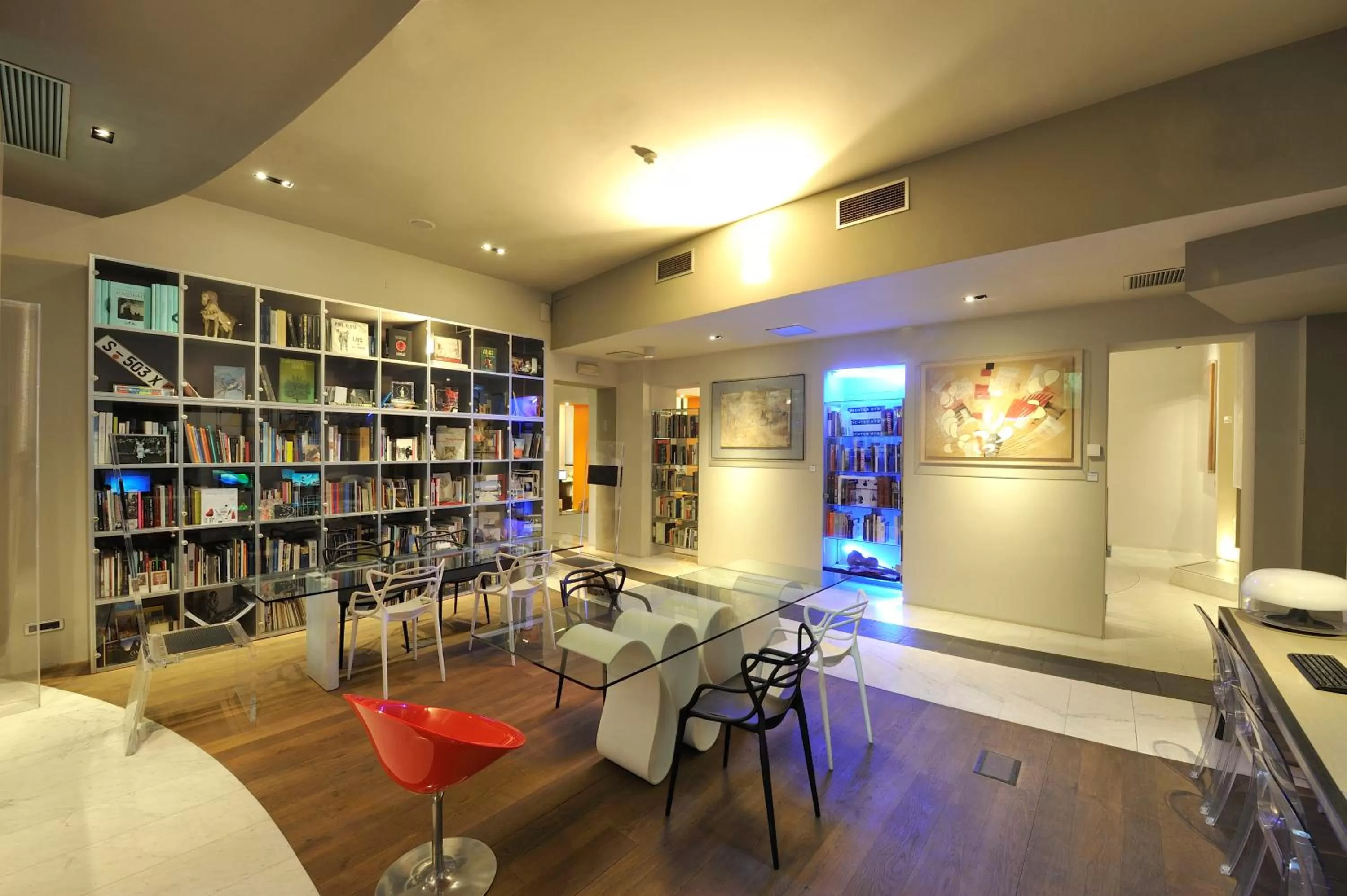 Library in Art Hotel Boston