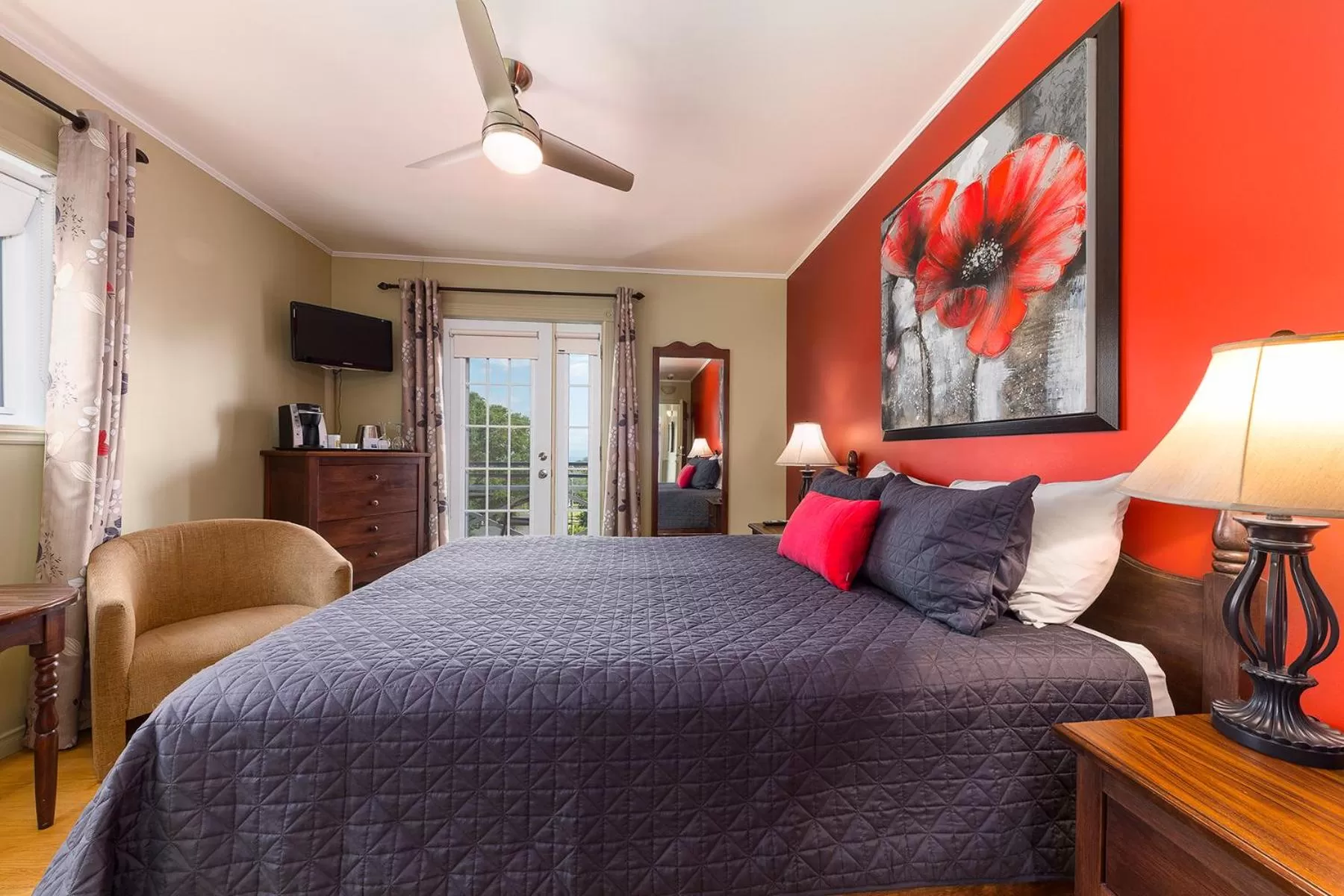 Photo of the whole room, Bed in Auberge Fleurs de Lune