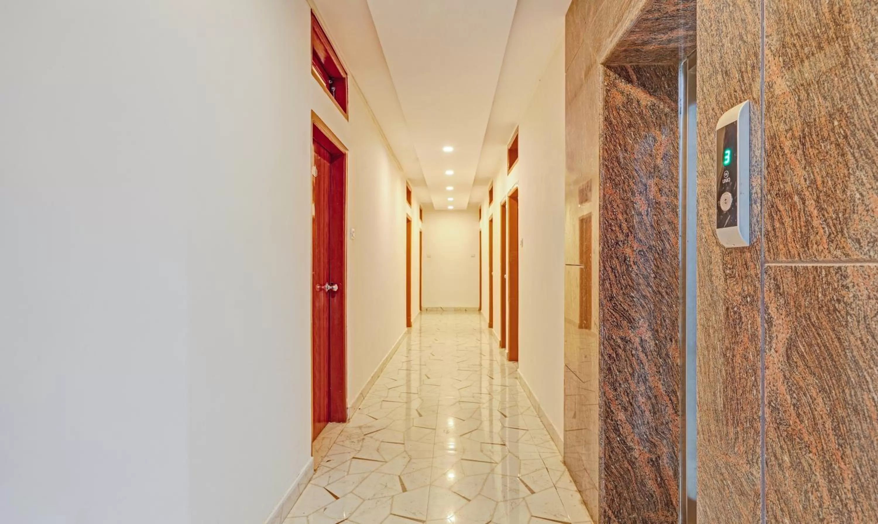 elevator in Treebo Trend Silver Stallion