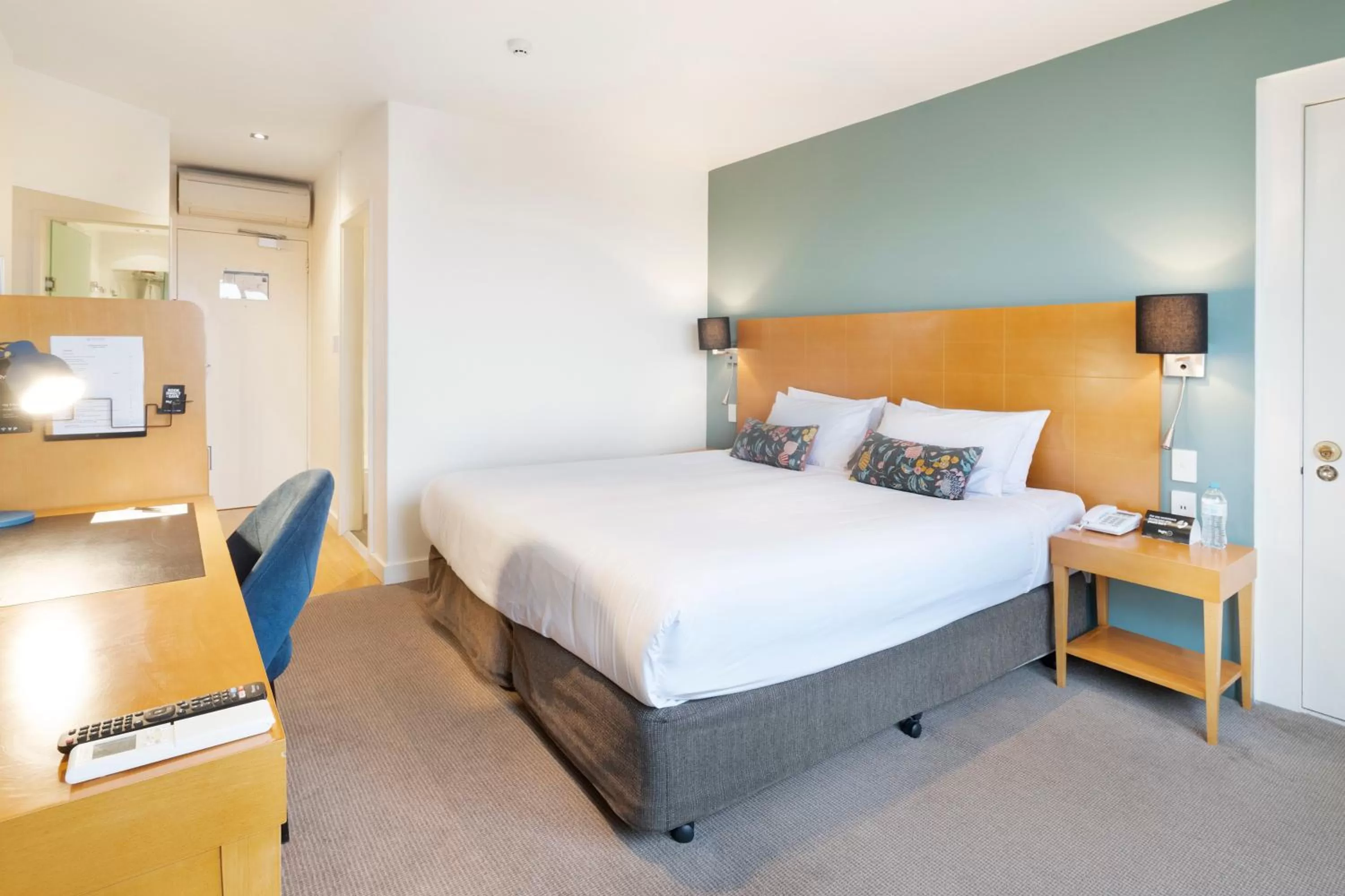 Photo of the whole room, Bed in Nightelier Devonport Gateway Hotel