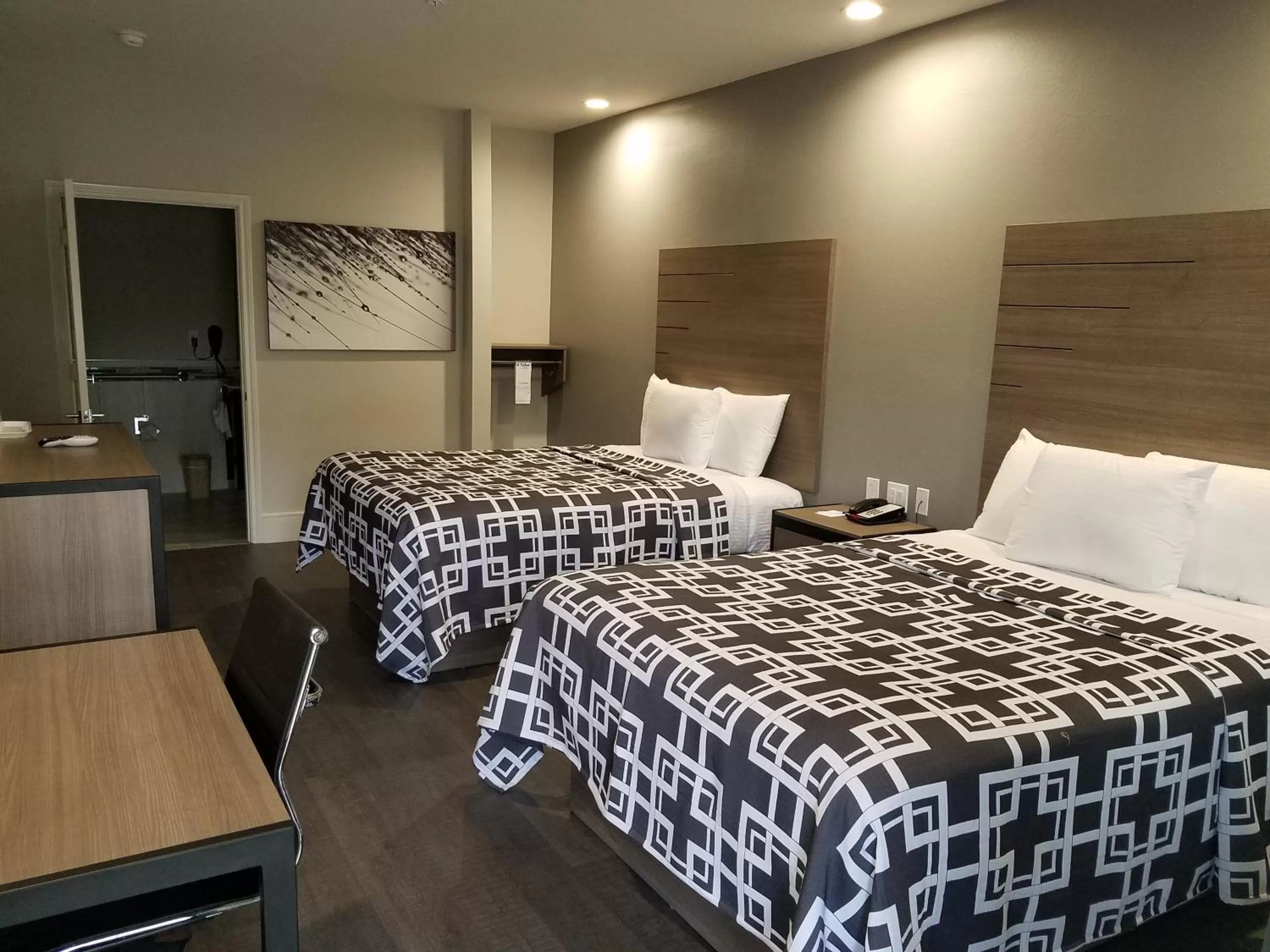 Photo of the whole room, Bed in Palace Inn Blue Tomball Parkway