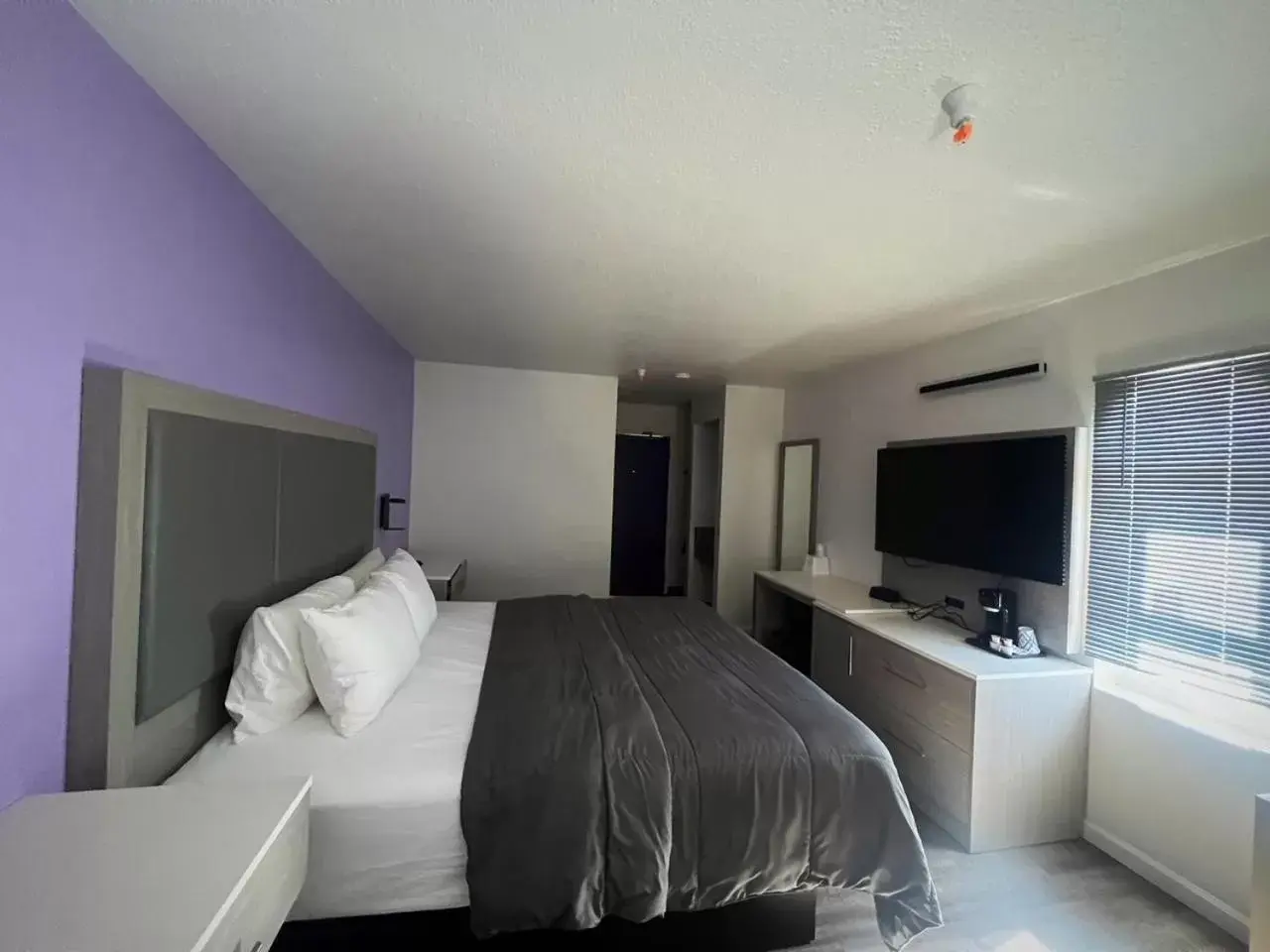 King Suite with Spa Bath in The Aqua Pacific Hotel King Suite with Spa Bath in The Aqua Pacific Hotel