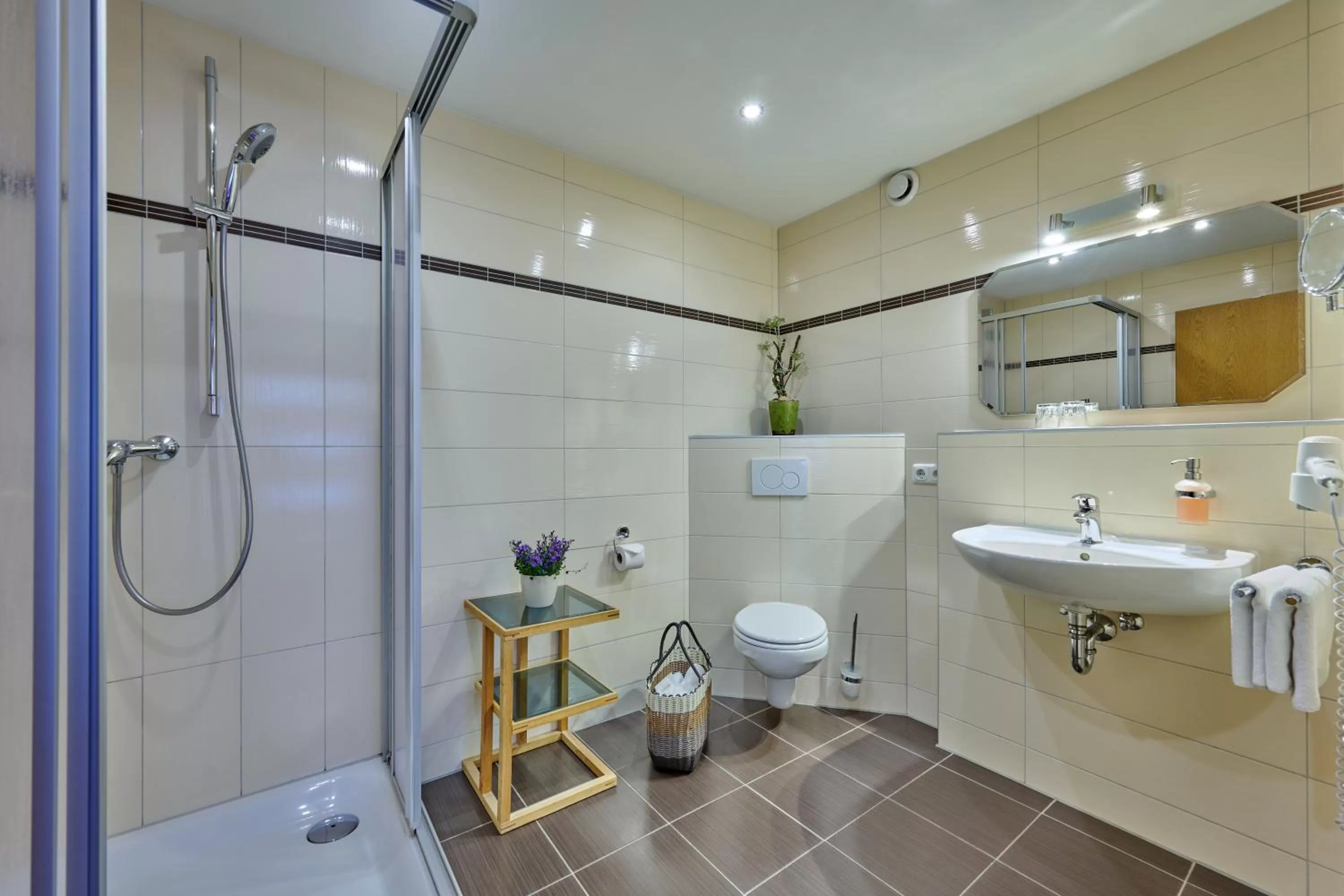 Bathroom in Hotel Restaurant Zum Goldenen Anker mit Hallenbad