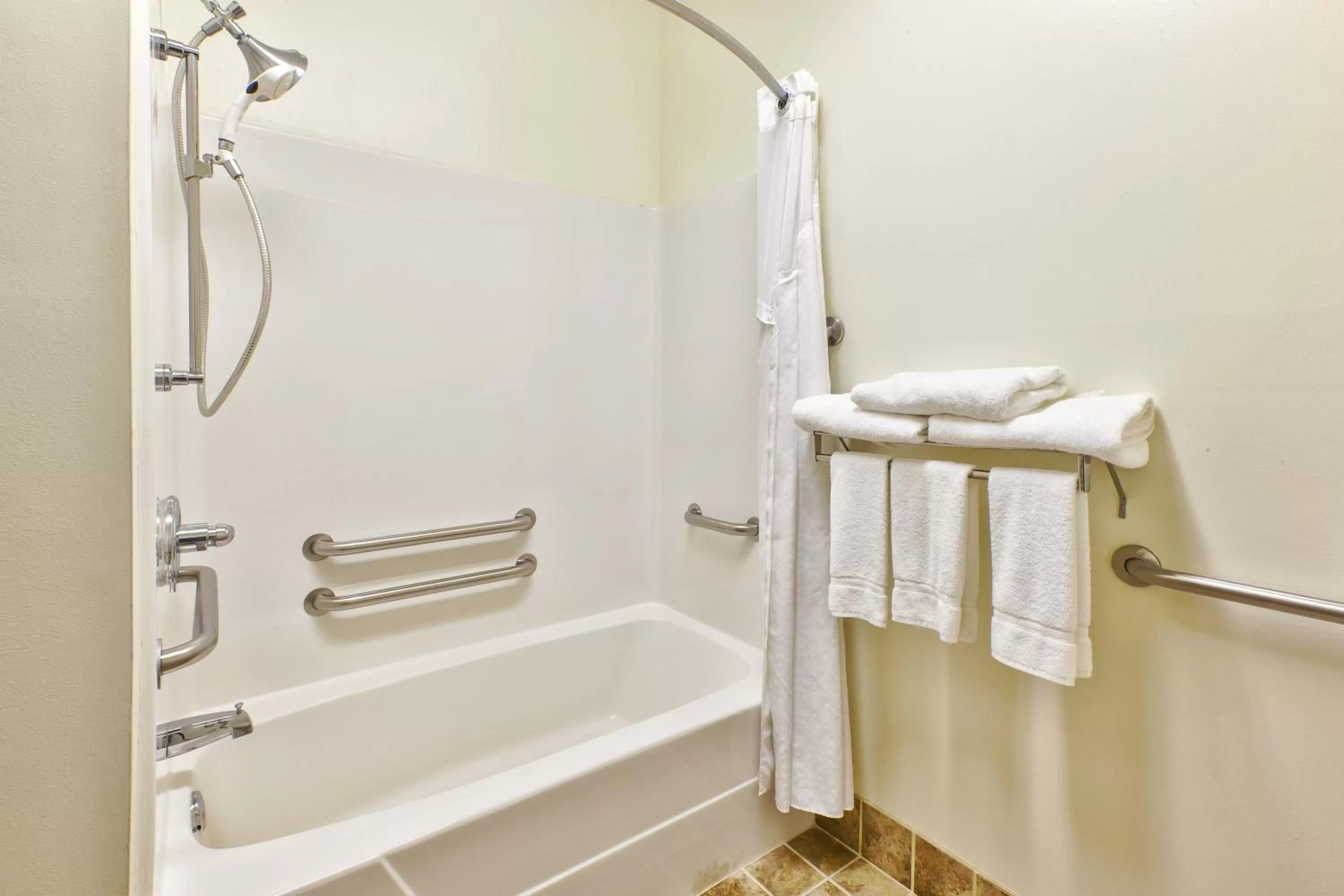 Bathroom in Country Inn & Suites by Radisson Benton Harbor-St Joseph MI