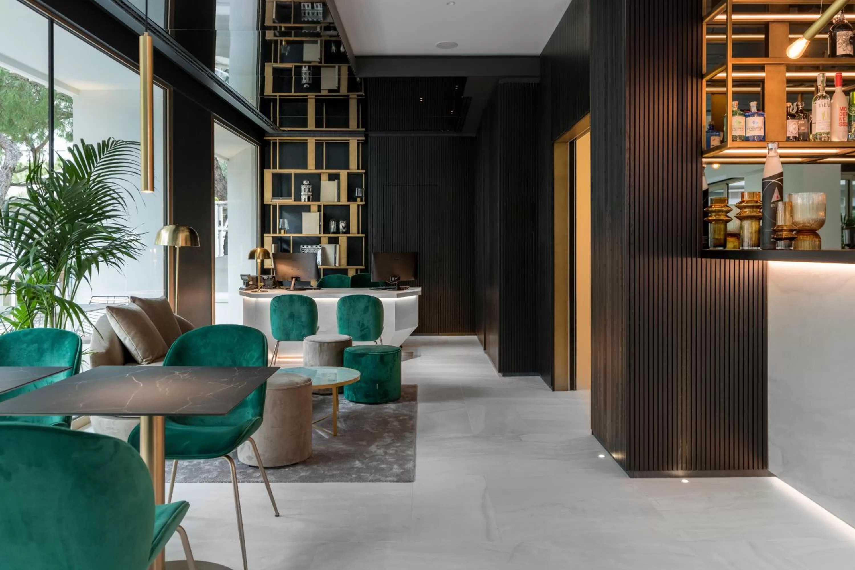 Restaurant/places to eat in We Me Suite Hotel