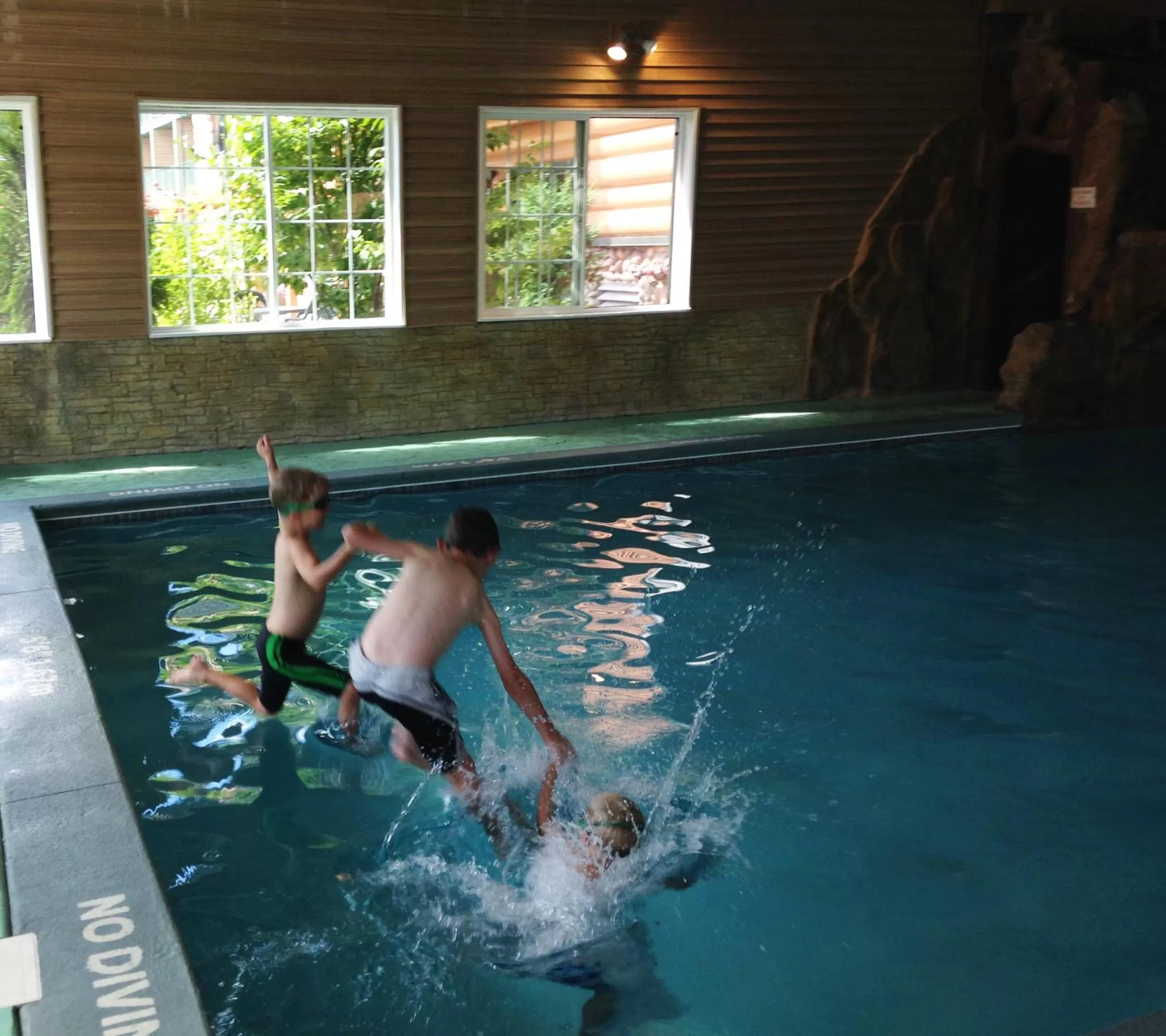 Swimming pool in Crooked River Lodge