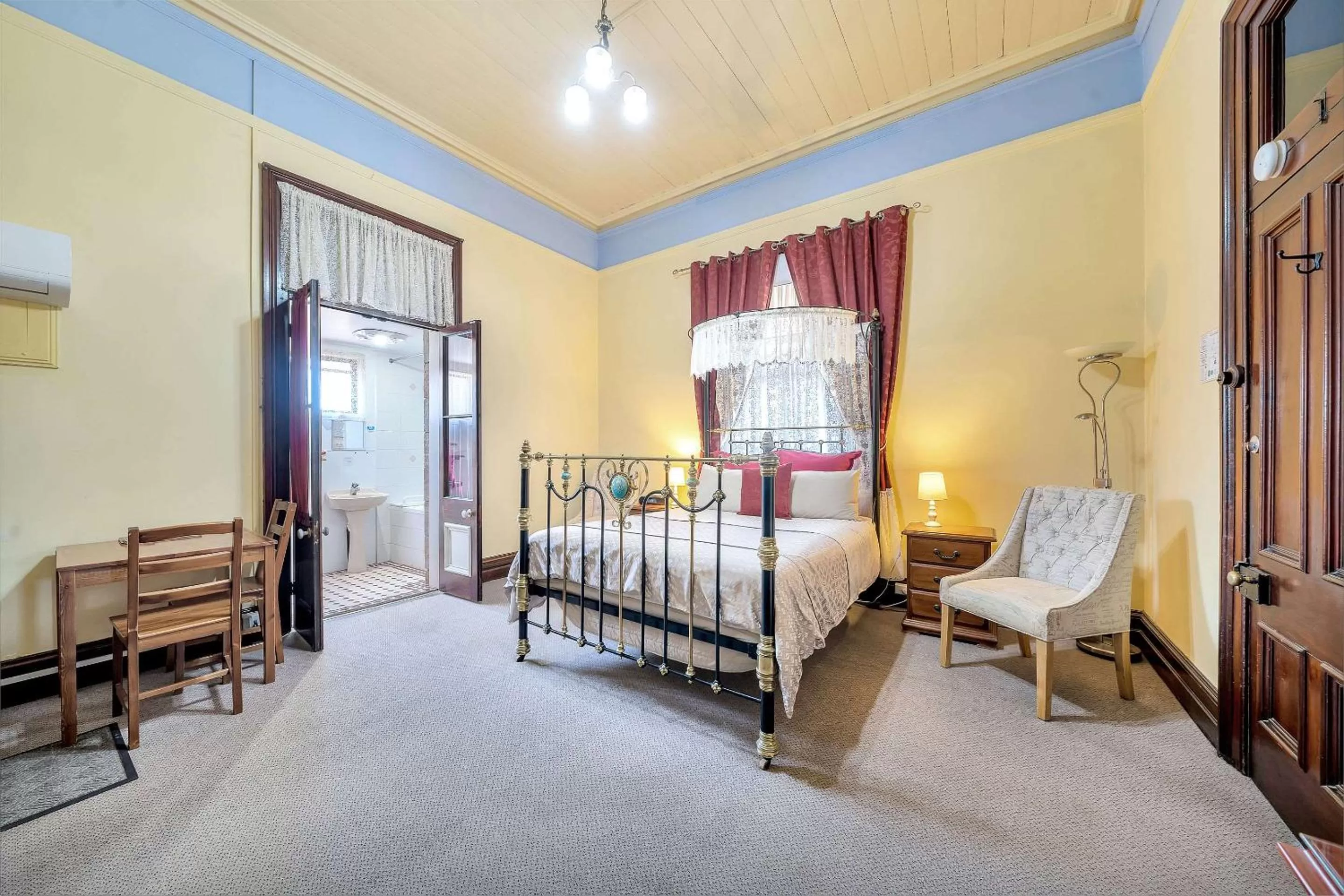 Photo of the whole room, Bed in Comfort Inn Warwick