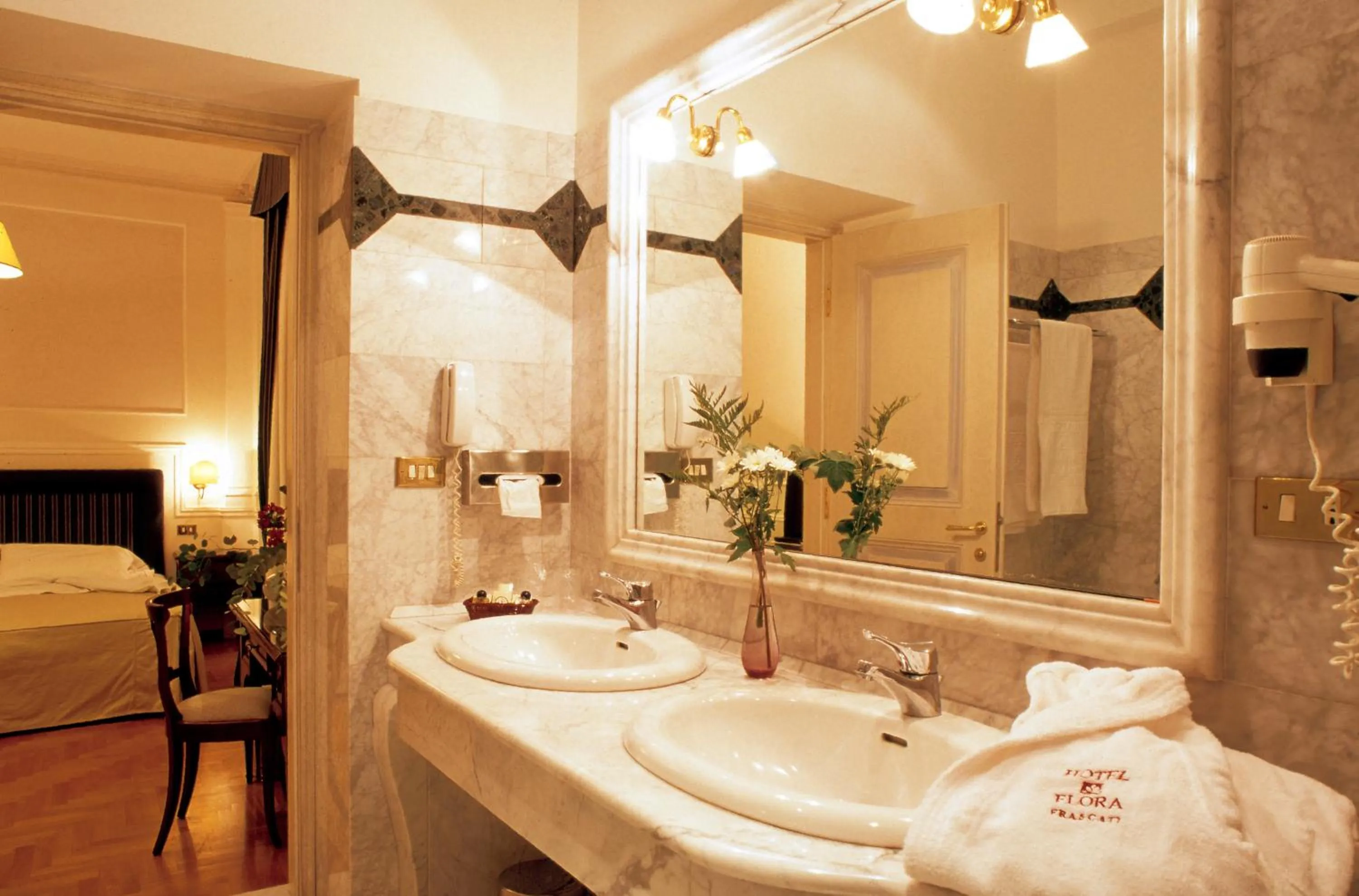 Bathroom, Bed in Hotel Flora