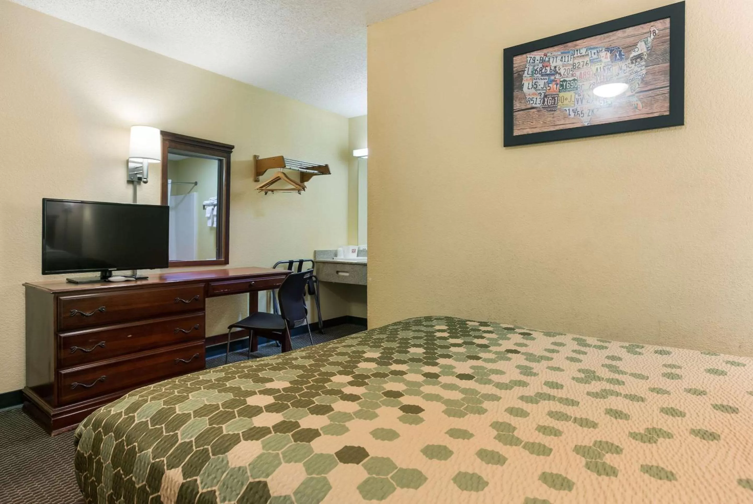 Photo of the whole room, Bed in Econo Lodge Saint Robert