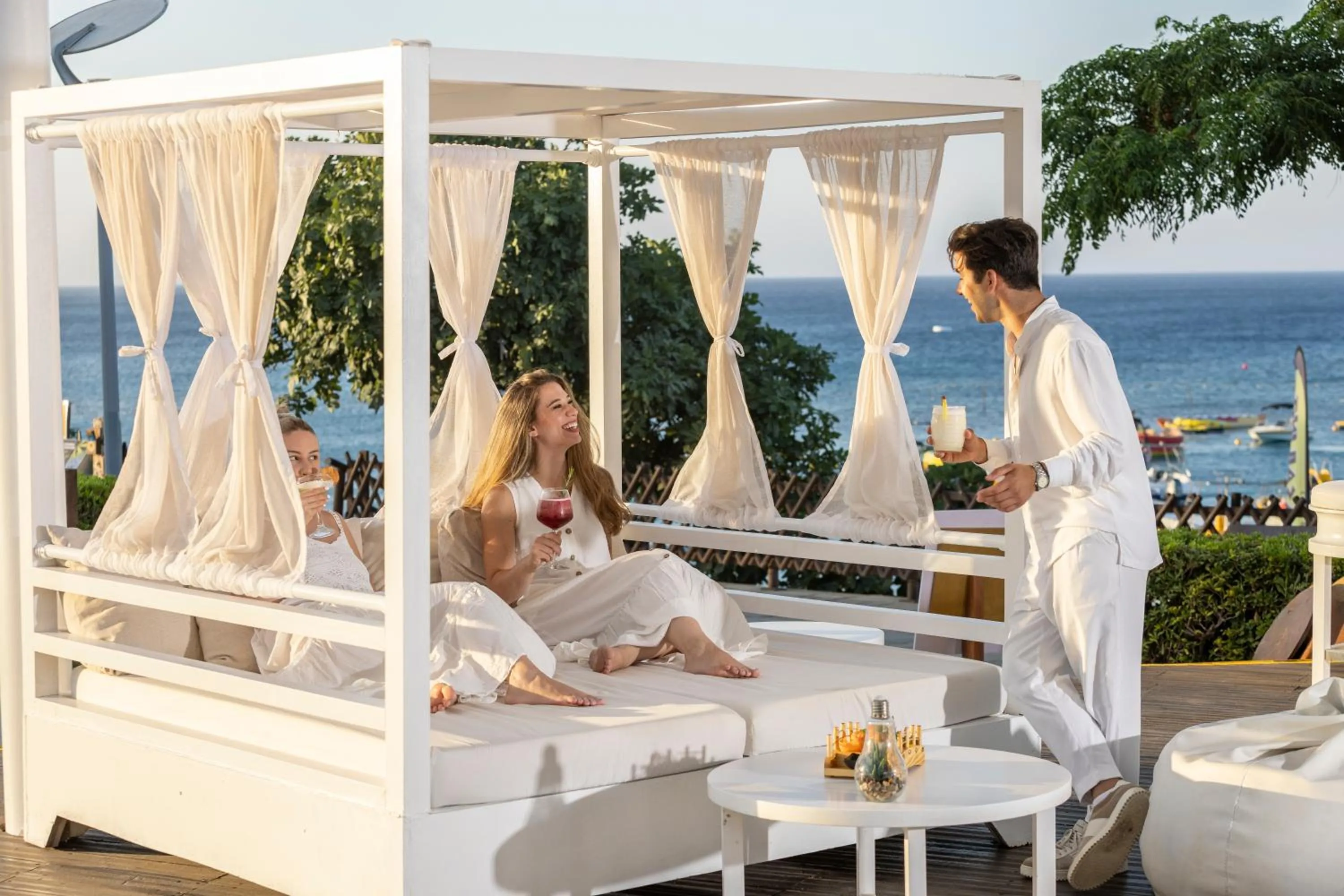 Restaurant/places to eat in Capo Bay Hotel