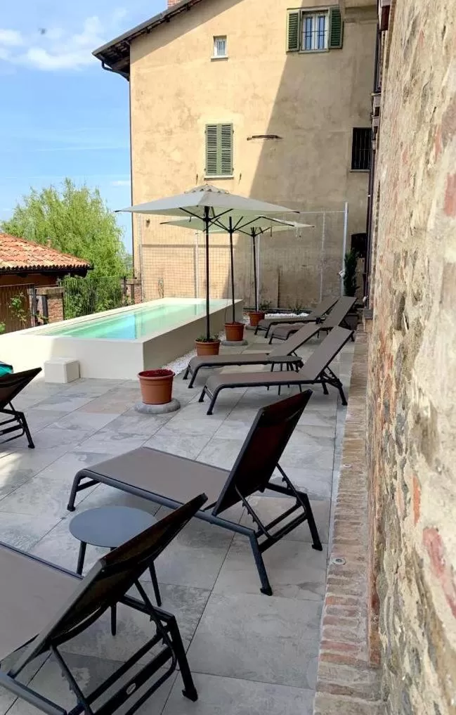 Swimming pool in Le Torri - Castiglione Falletto