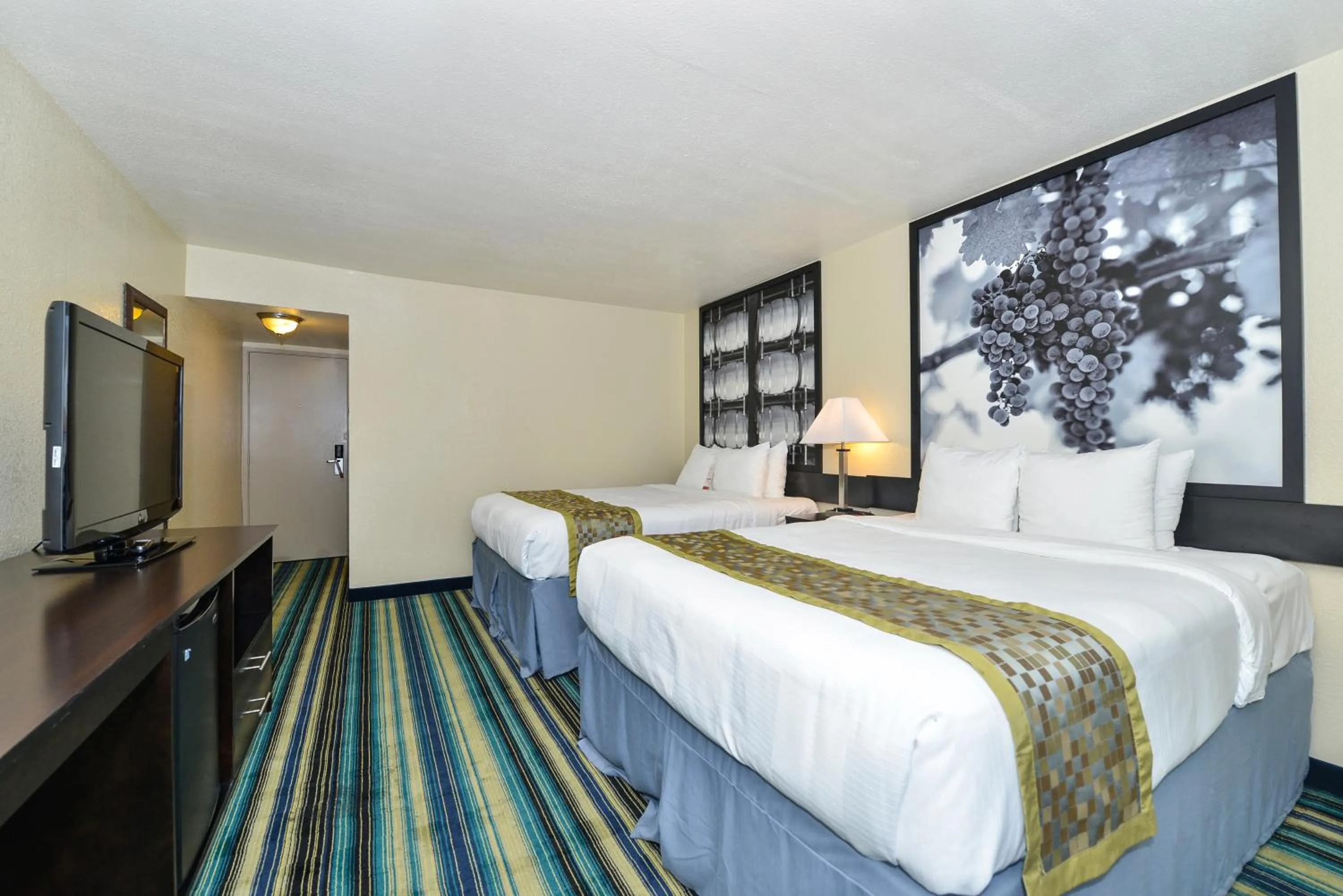 Photo of the whole room in Super 8 by Wyndham Vallejo/Napa Valley