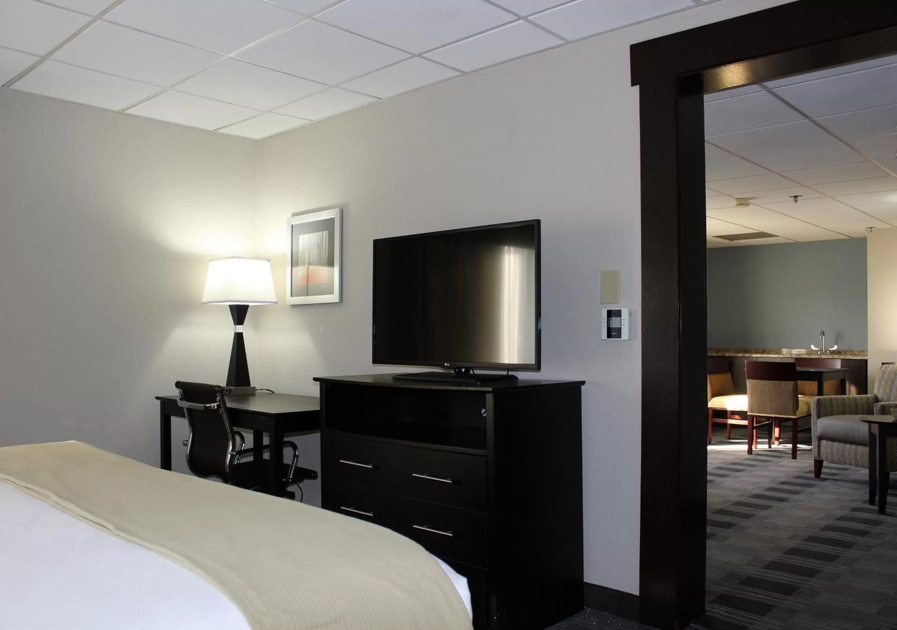 Photo of the whole room, Bed in Holiday Inn Express Forsyth by IHG