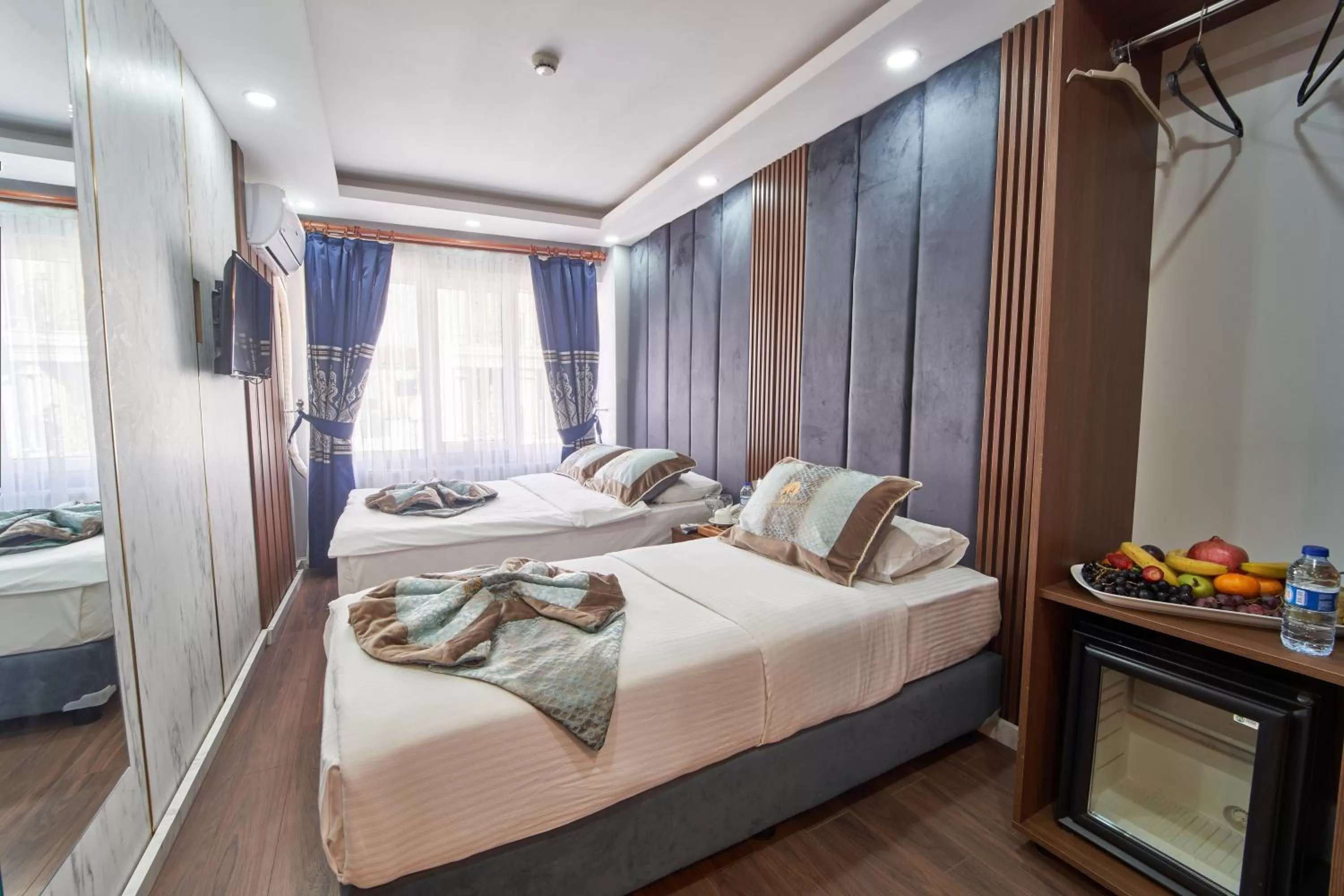 Photo of the whole room, Bed in Istanbul Sirkeci Hotel