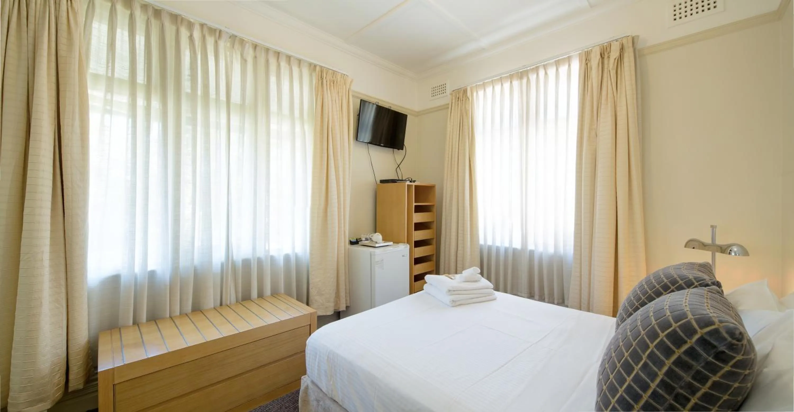 Photo of the whole room, Bed in Neutral Bay Lodge