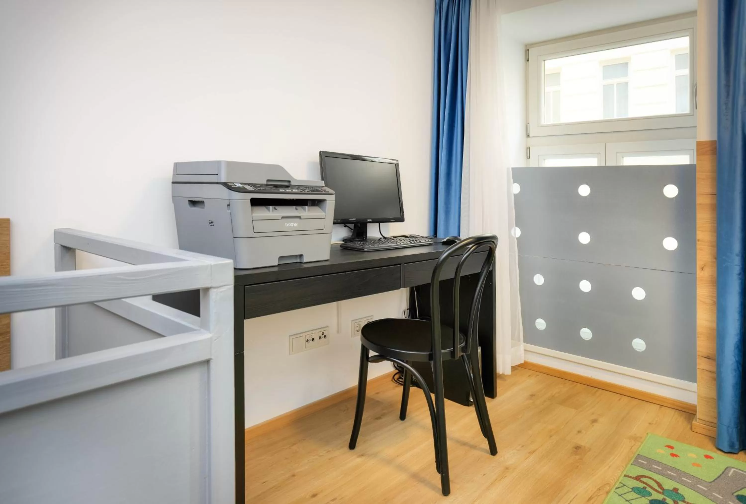 Communal lounge/ TV room in Jimmy's Apartments Emerald