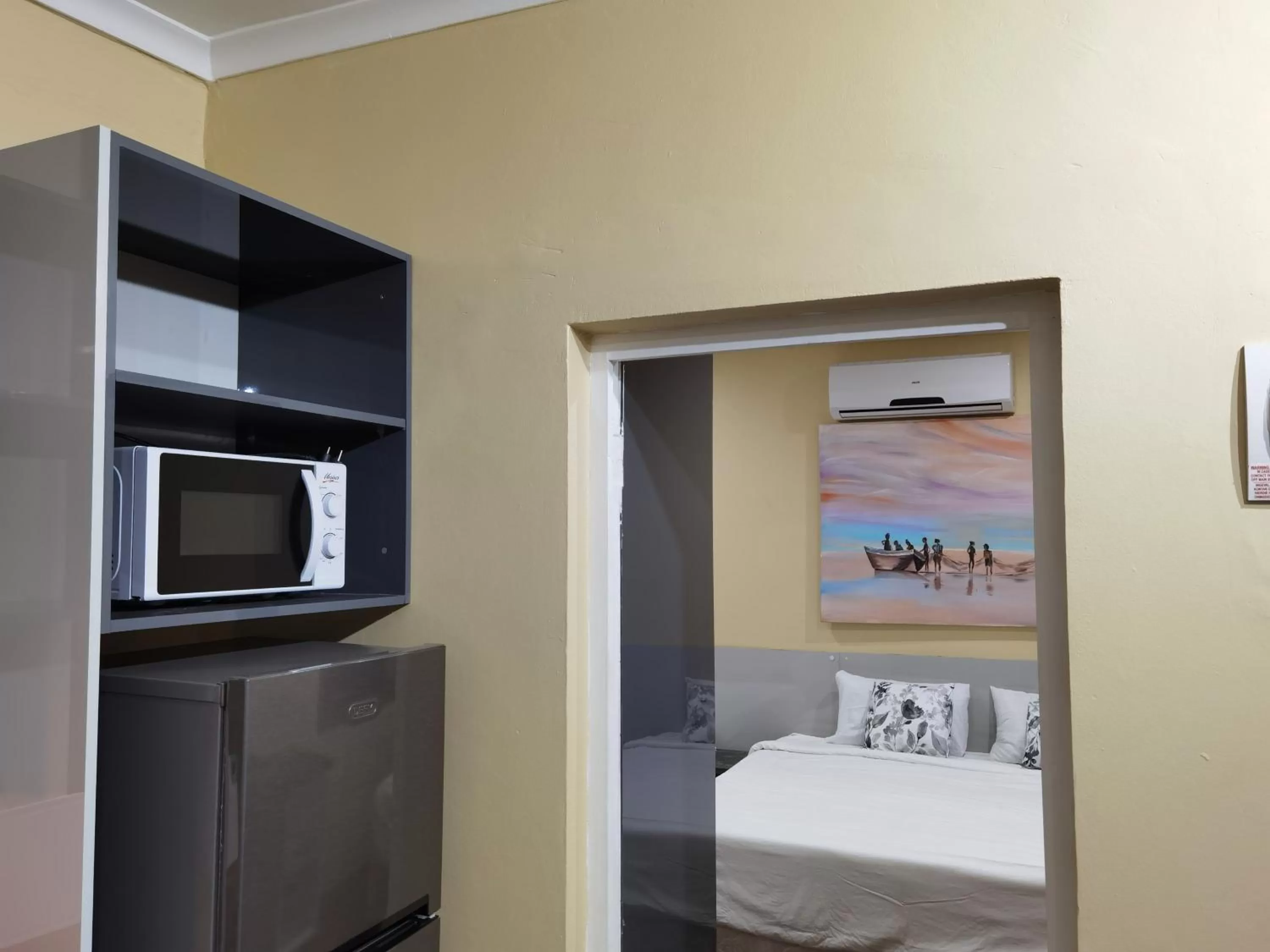 Communal lounge/ TV room, Bed in Gem of Manor drive