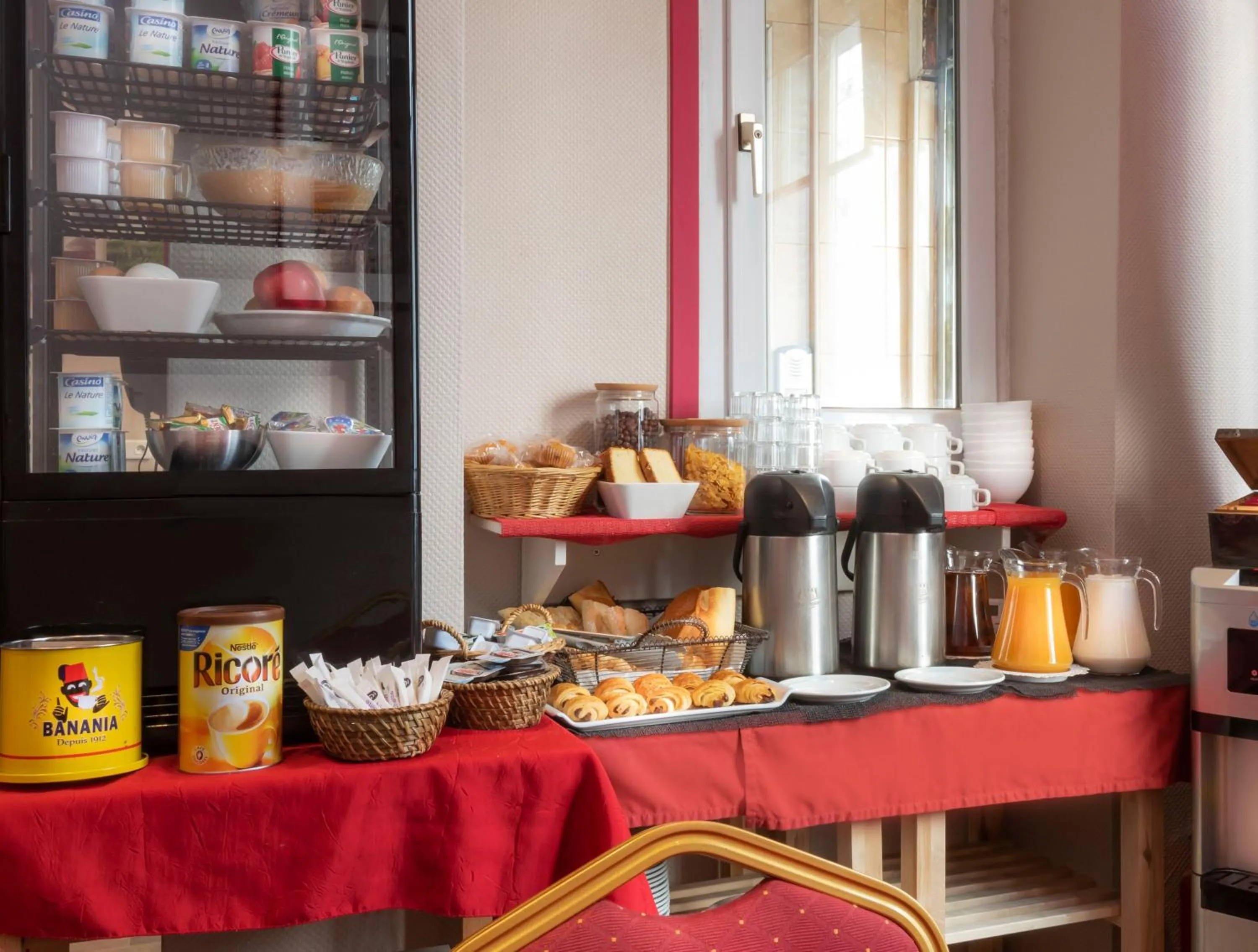 Buffet breakfast in Hôtel Montsouris Orléans