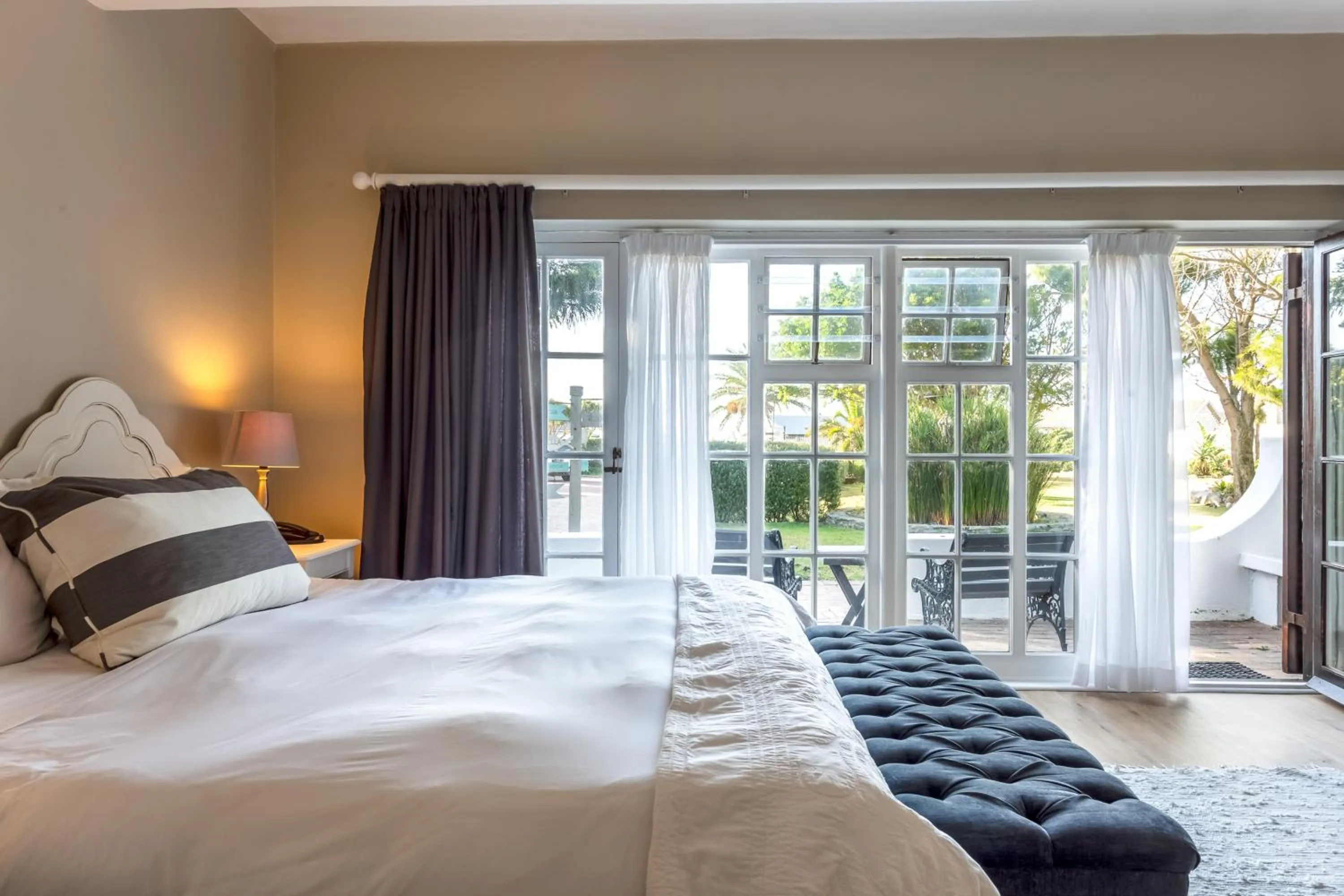 Bed in Whale Rock Luxury Lodge