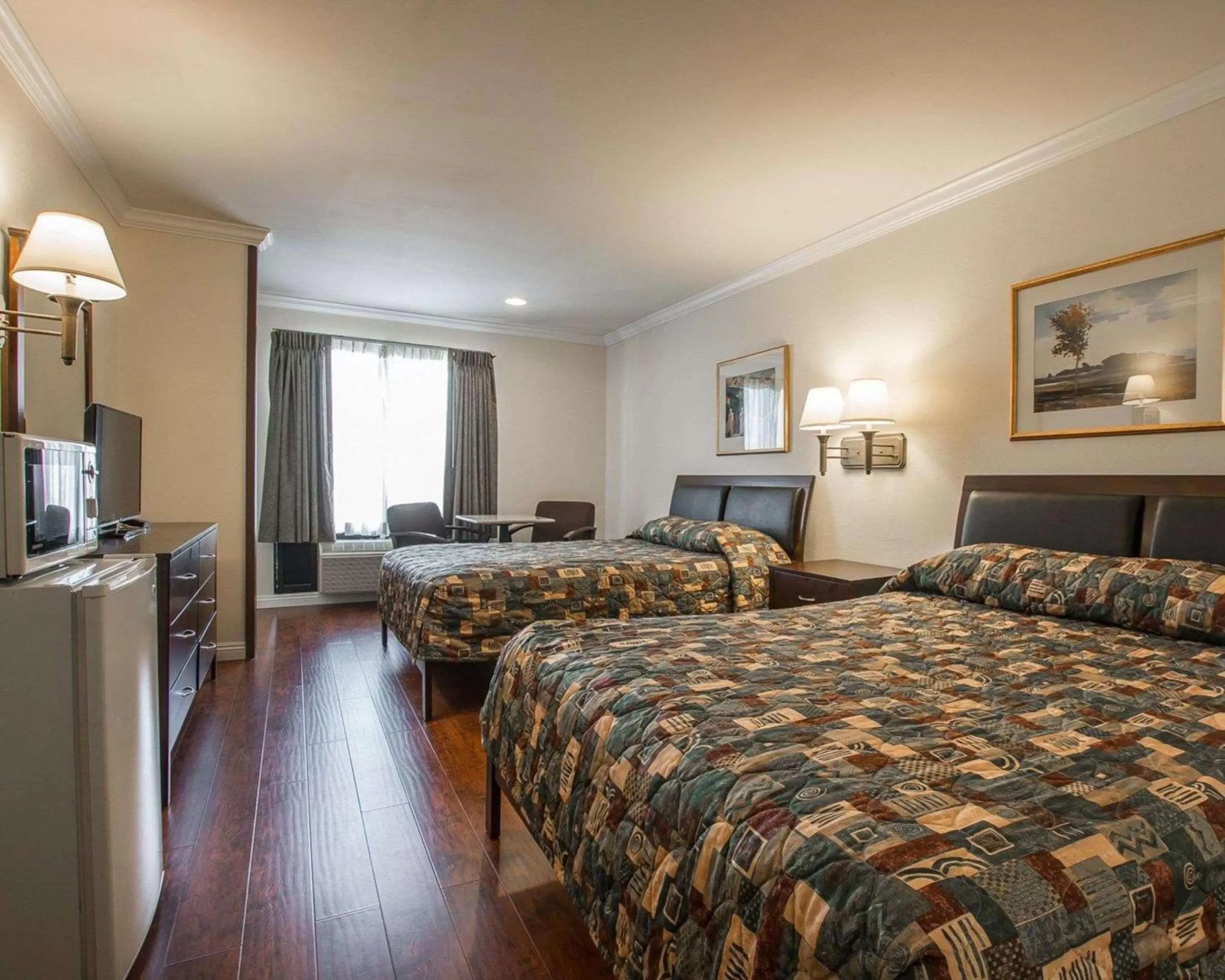 Photo of the whole room, Bed in Palm Inn Hotel near Tyler Mall Riverside