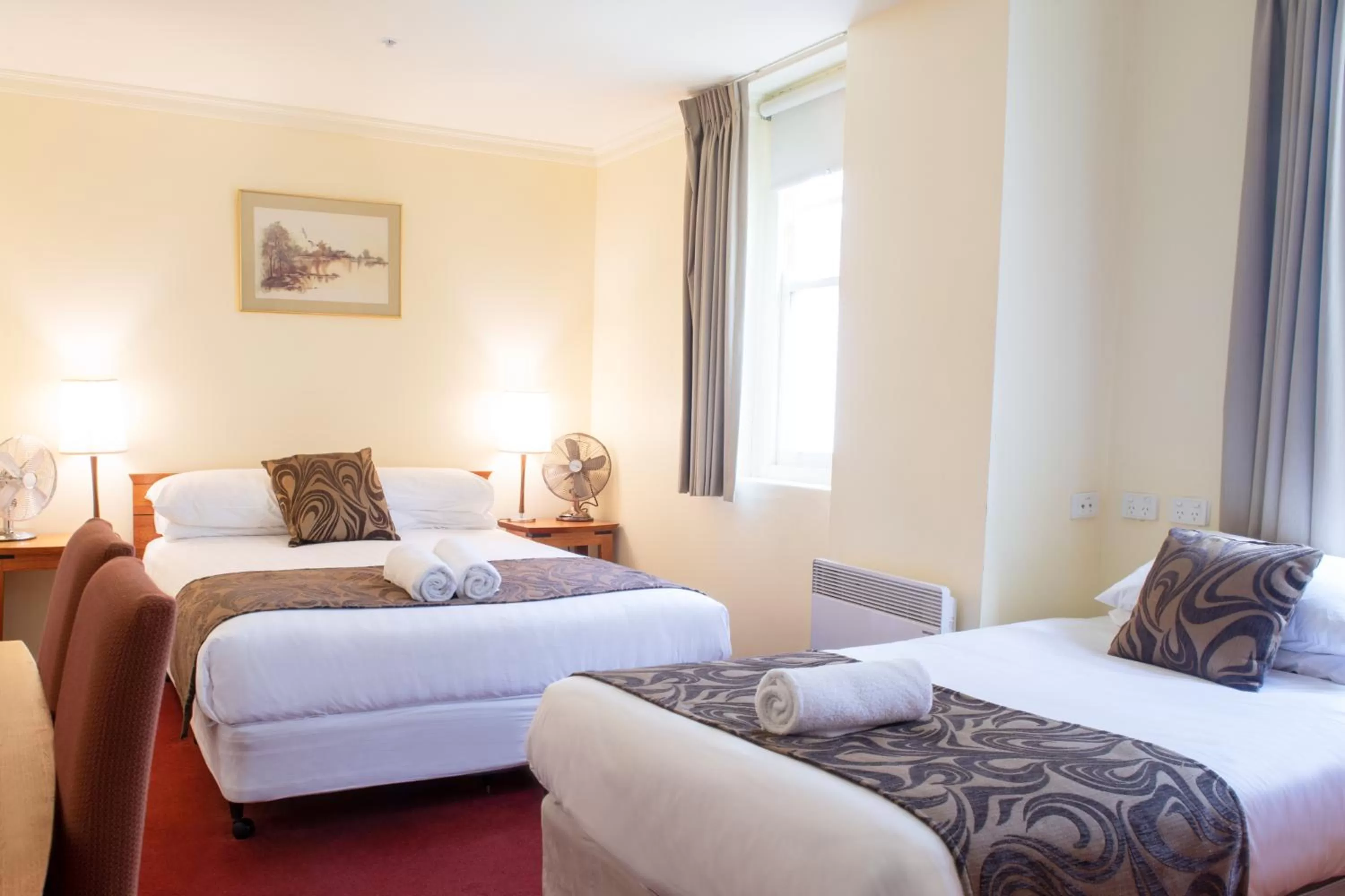 Photo of the whole room, Bed in Linaker Art Deco Motel