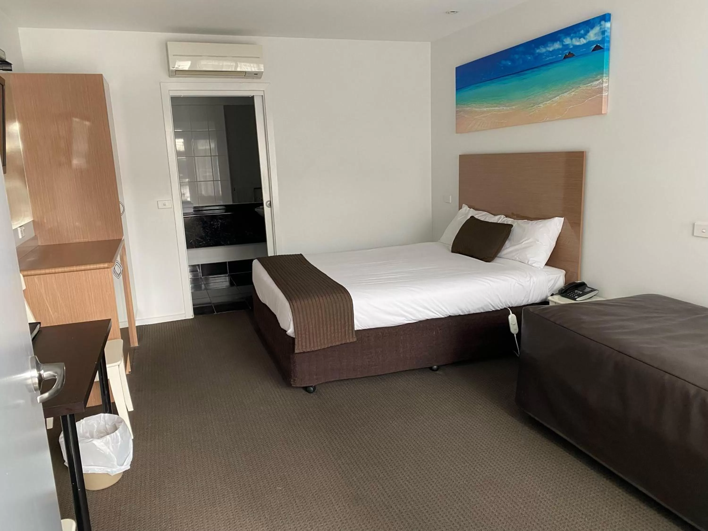 Bed in Belmercer Motel