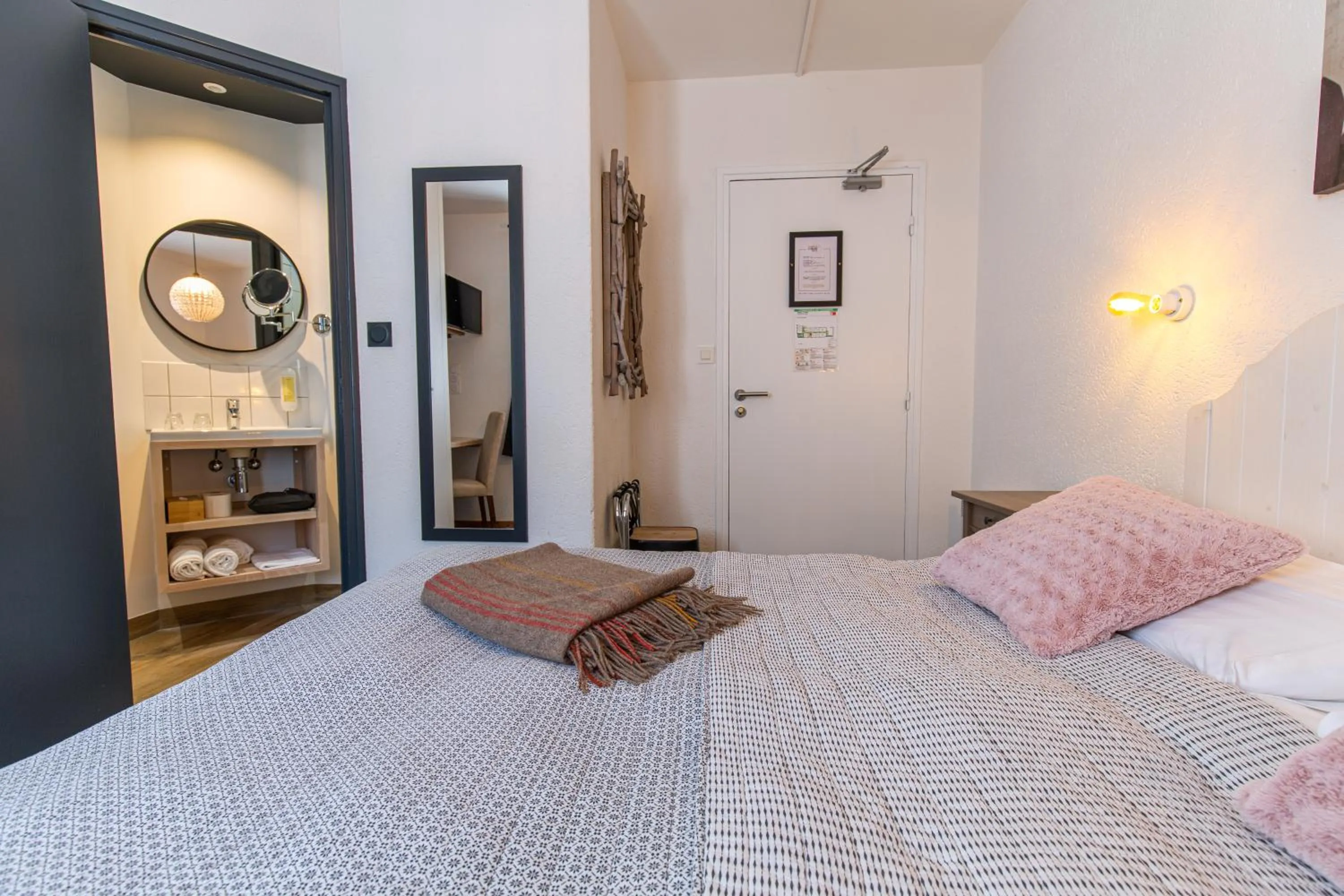 Bathroom, Bed in Ty Mad Hôtel