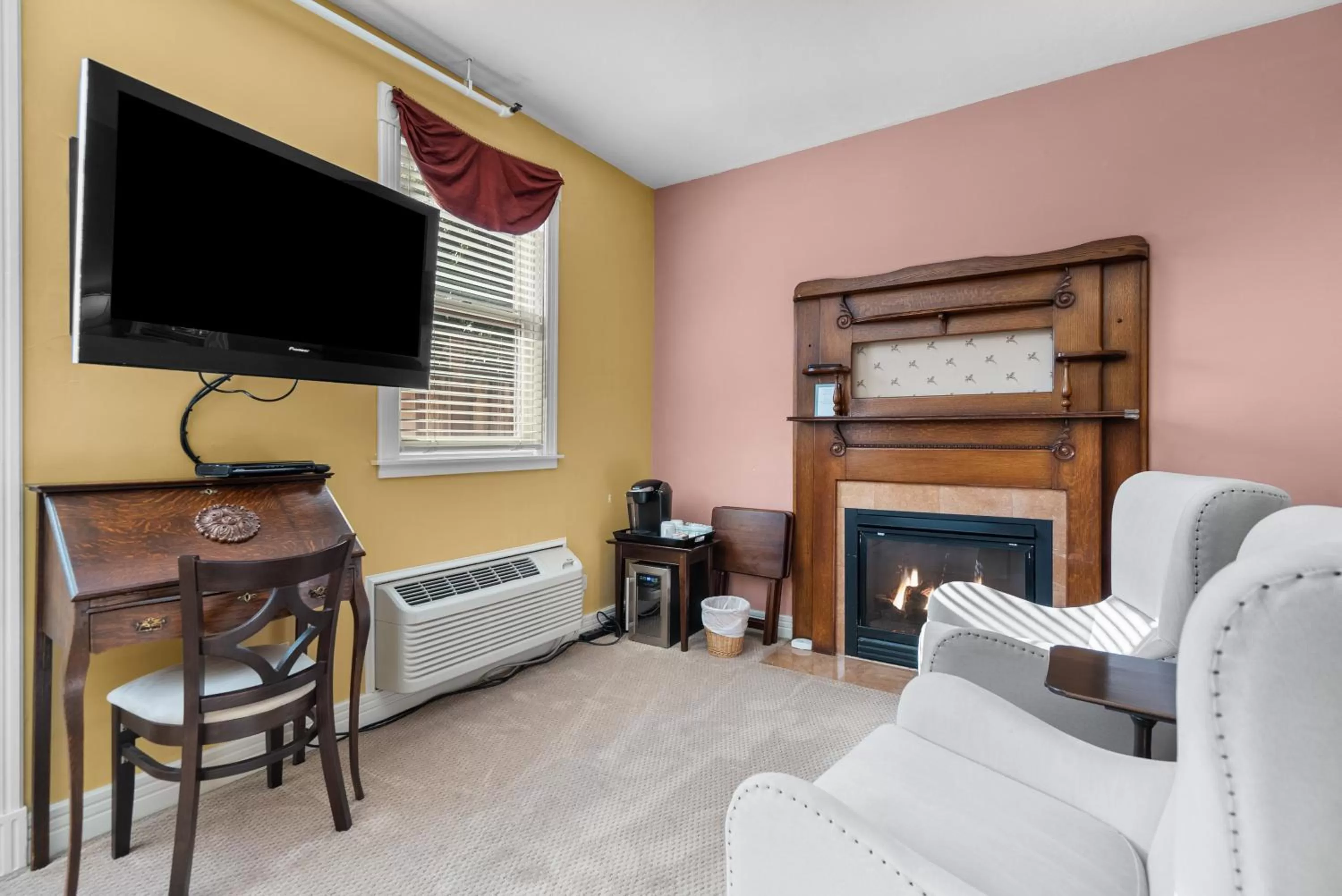 TV/Entertainment Center in Hennessey House Bed and Breakfast