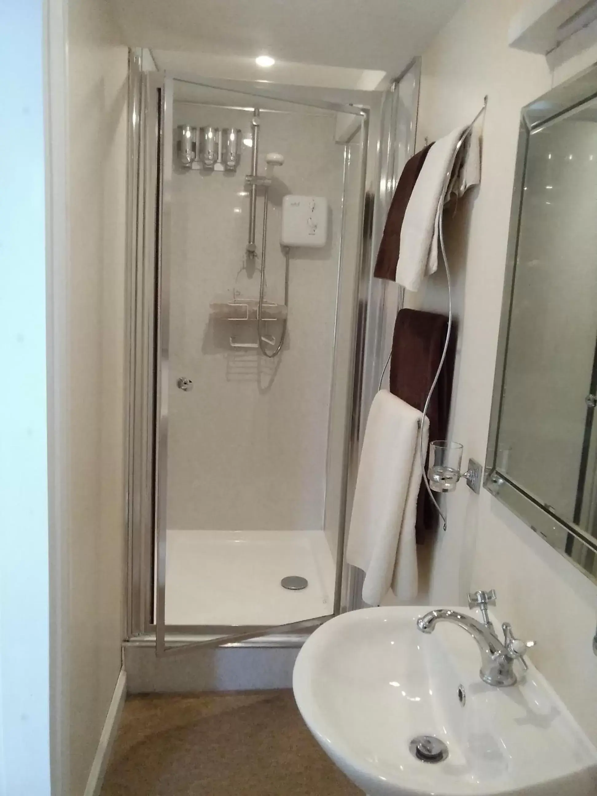 The Fuchsia Room En Suite in The Pack o' Cards The Fuchsia Room En Suite in The Pack o' Cards