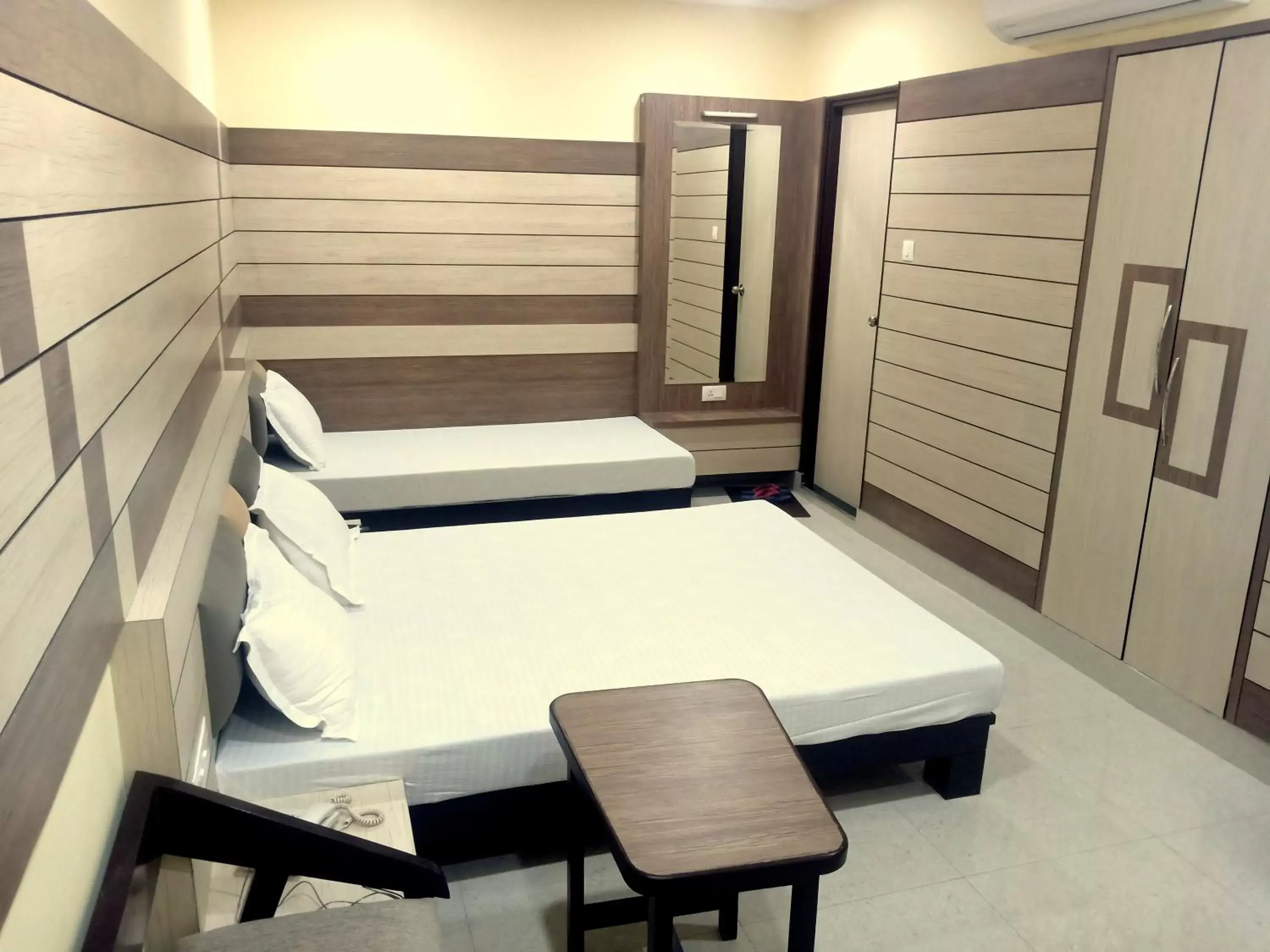 Large Double Room in Hotel Shri Gourav Large Double Room in Hotel Shri Gourav