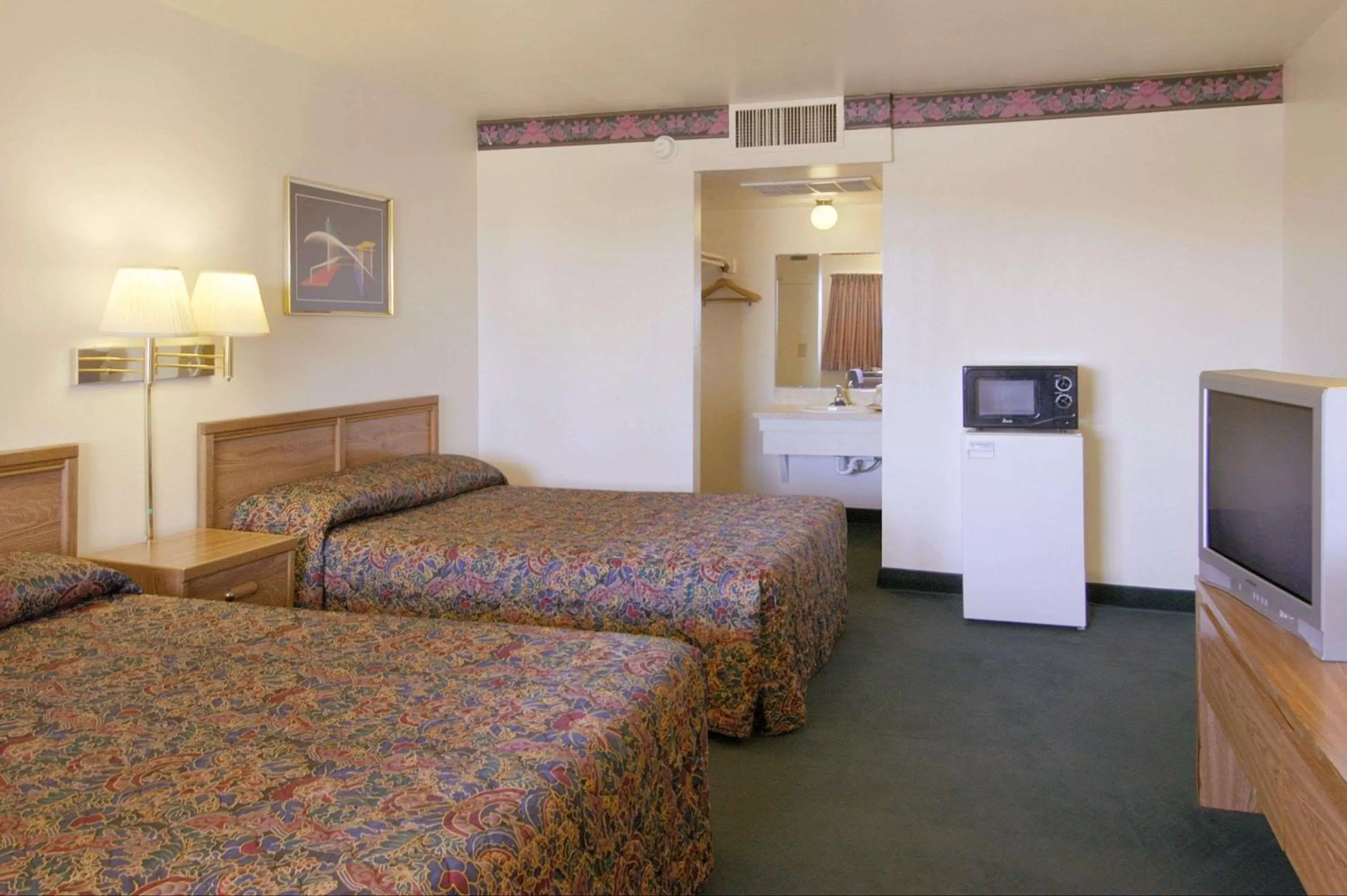 On site, Bed in Super 8 by Wyndham Vernon