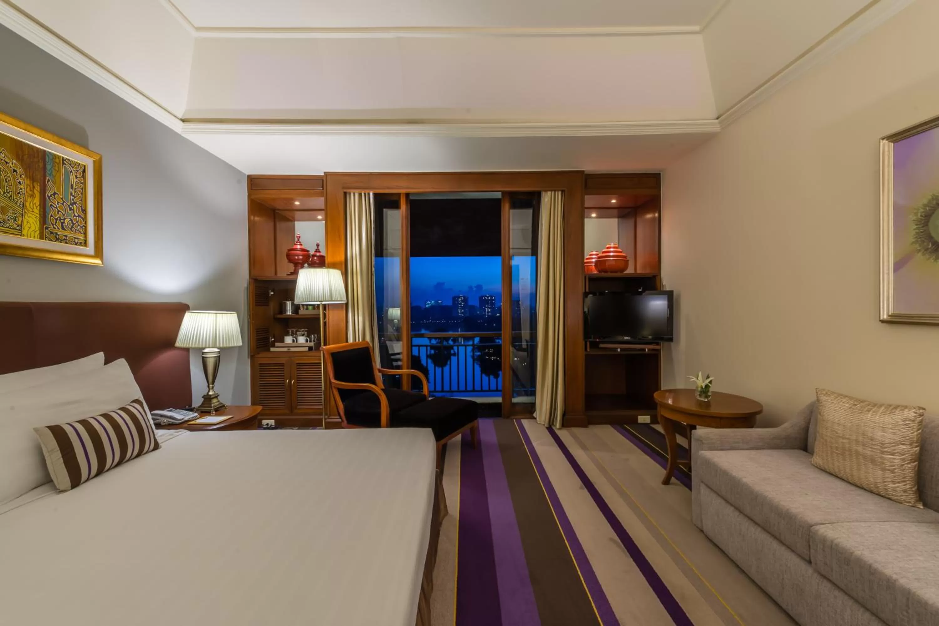 Seating area, Bed in Chatrium Hotel Royal Lake Yangon