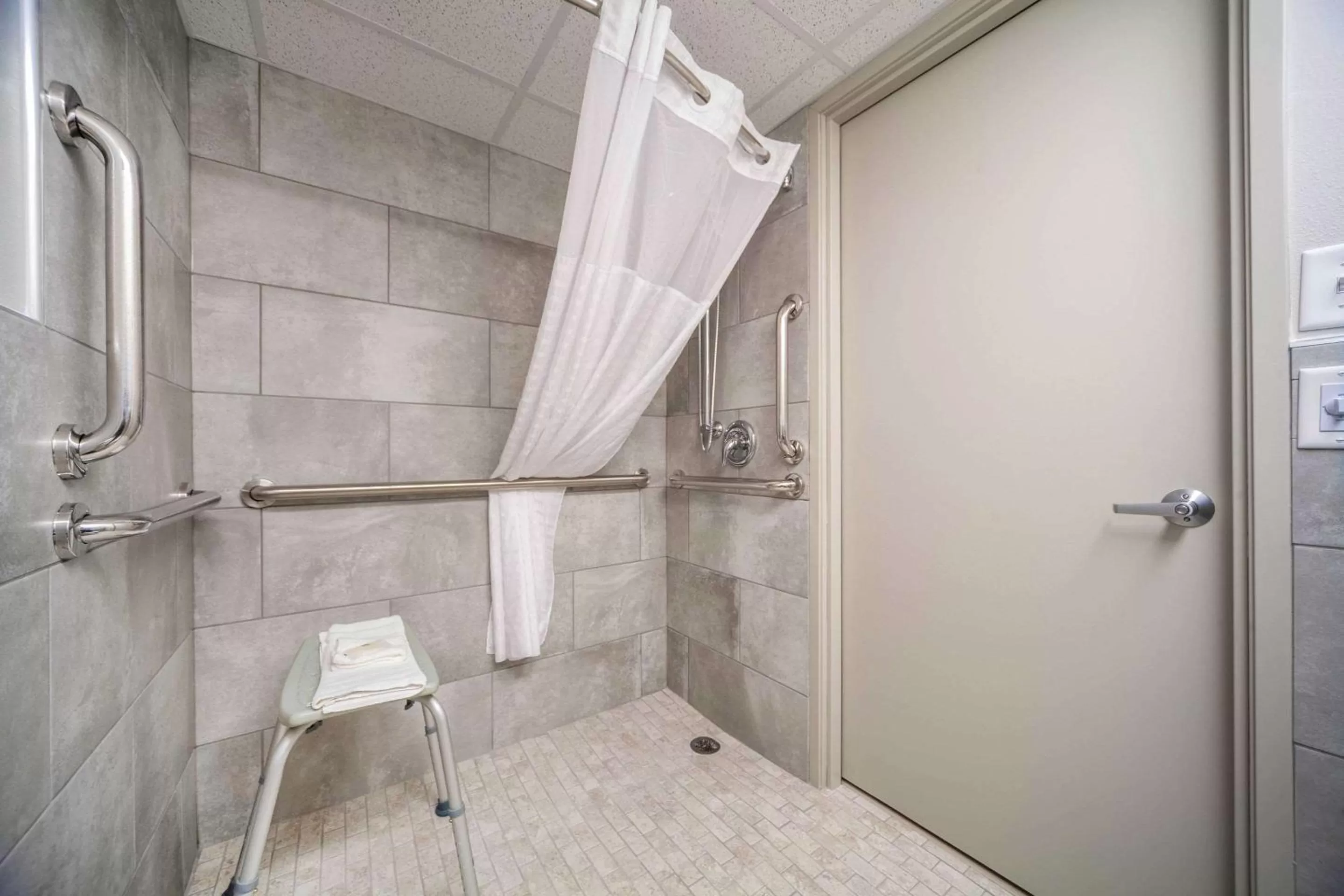 Bathroom in Suburban Studios I-80 Grand Island