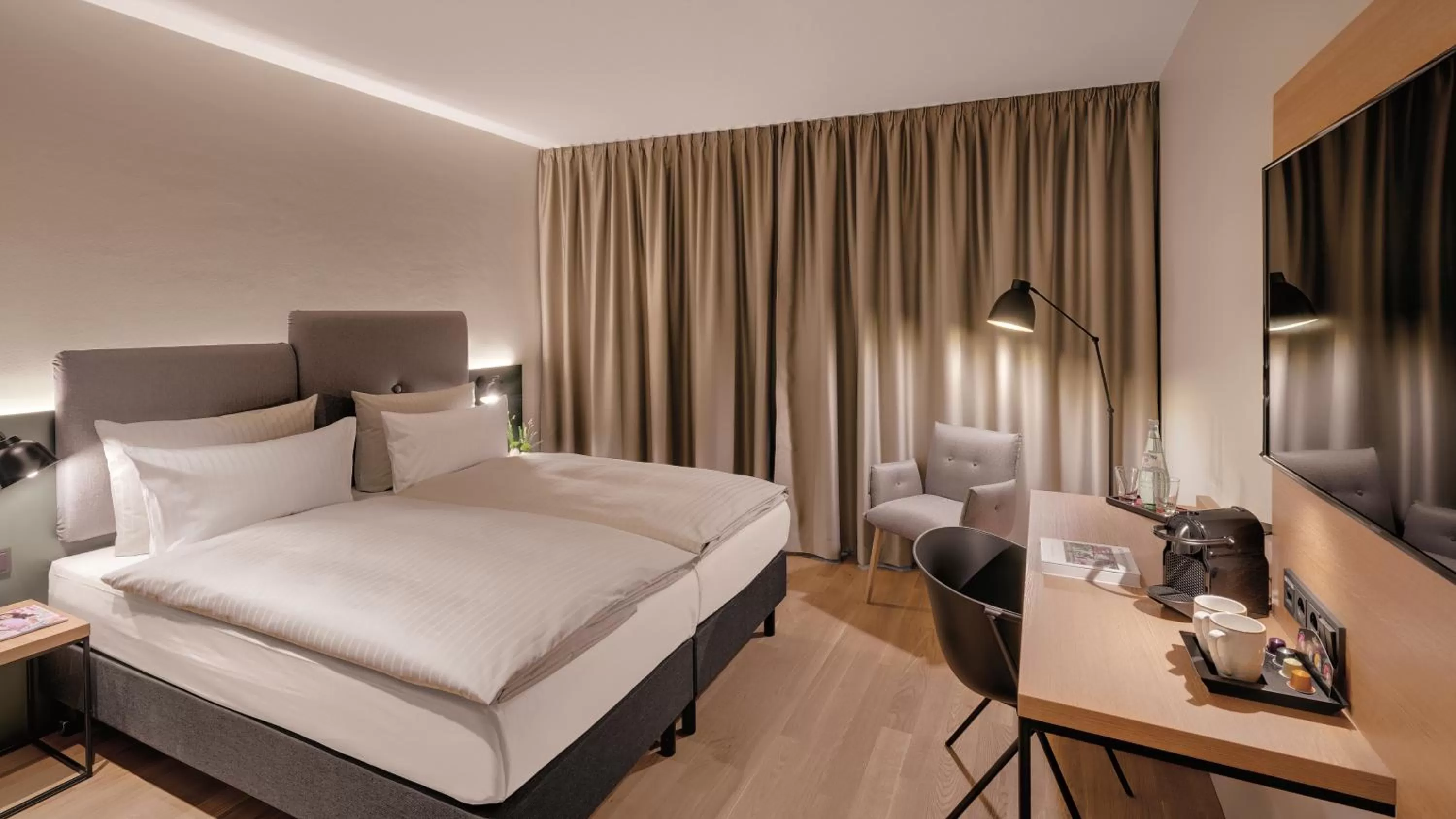 Photo of the whole room, Bed in Hotel the YARD Berlin