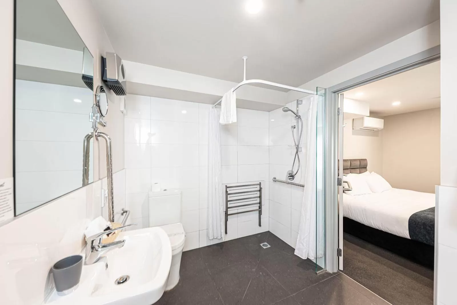 Bathroom, Bed in 311 Motel Riccarton
