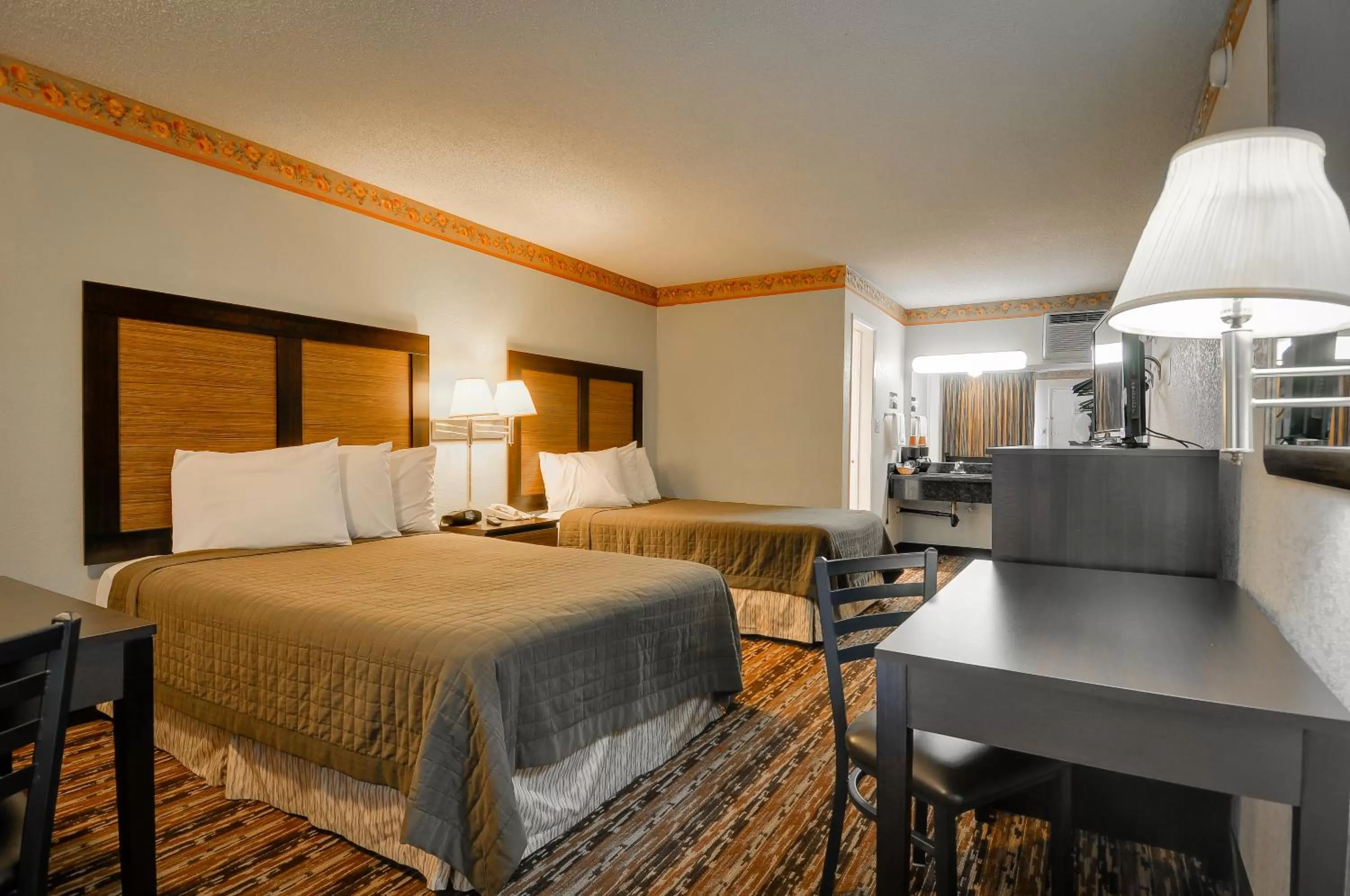 Photo of the whole room, Bed in Vagabond Inn Sunnyvale