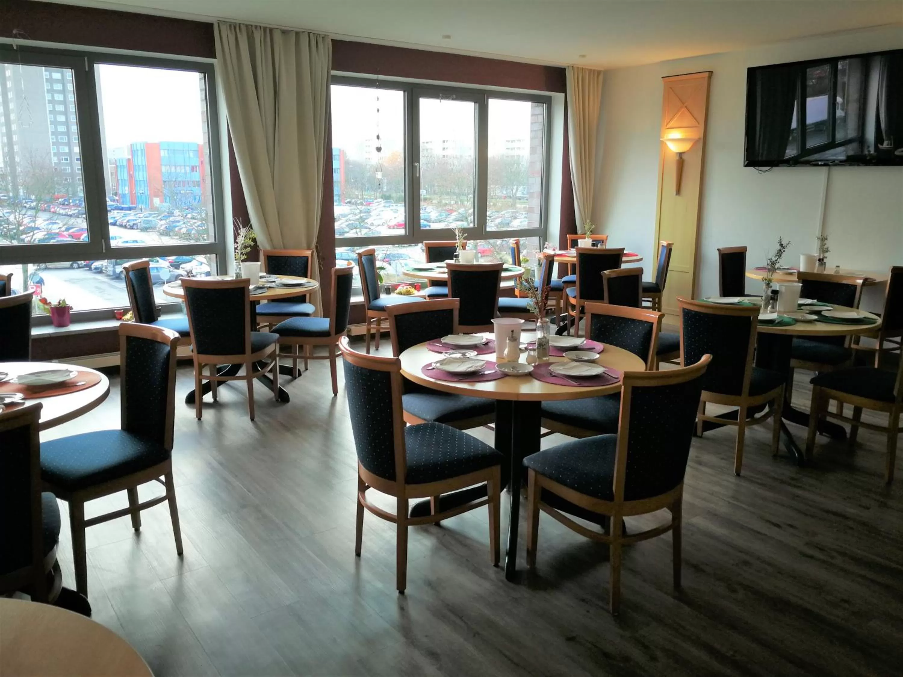 Restaurant/places to eat in Hotel NEAR BY