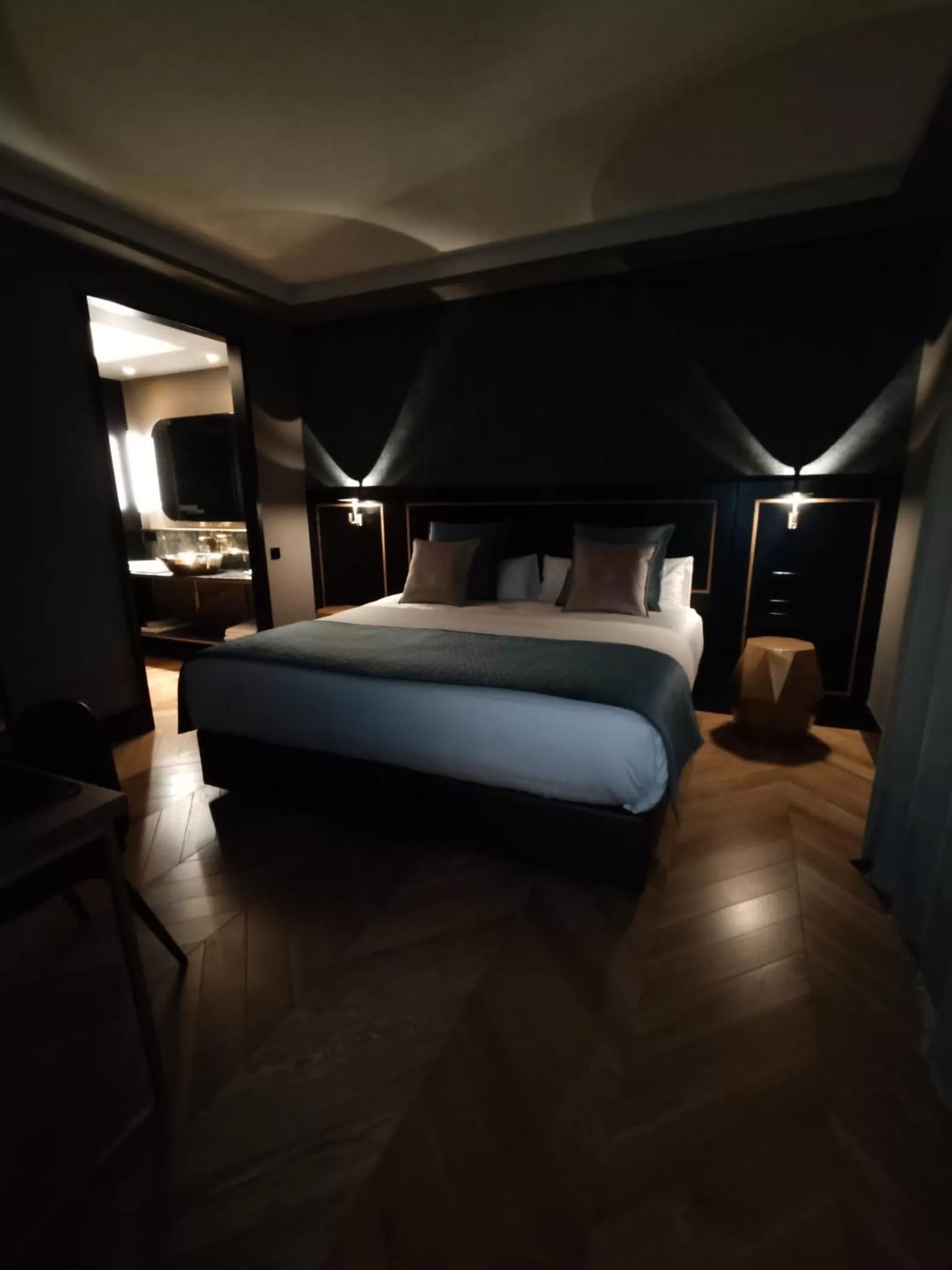 Shower, Bed in IBIZA ROOMs