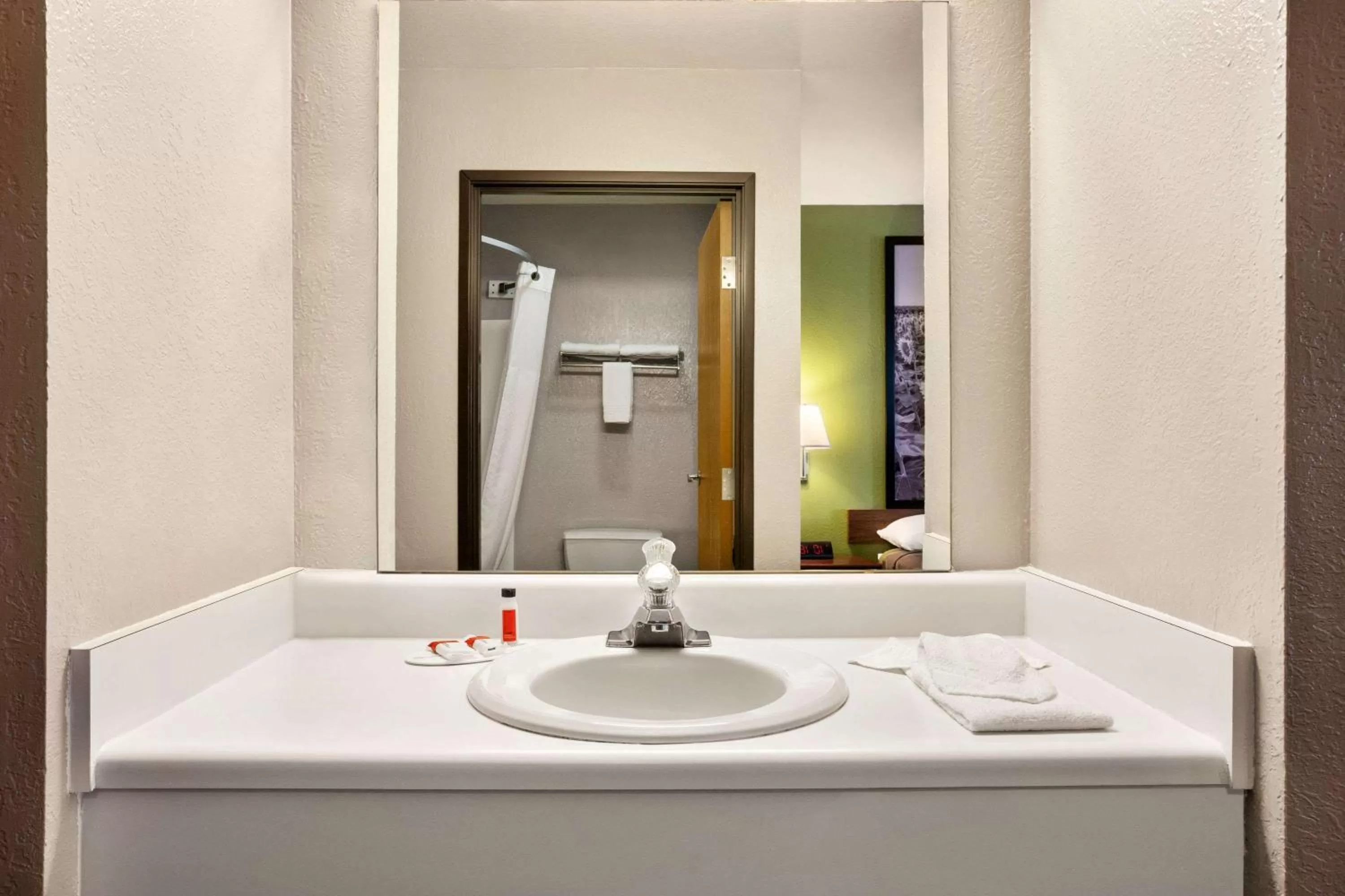 Photo of the whole room in Super 8 by Wyndham Holton