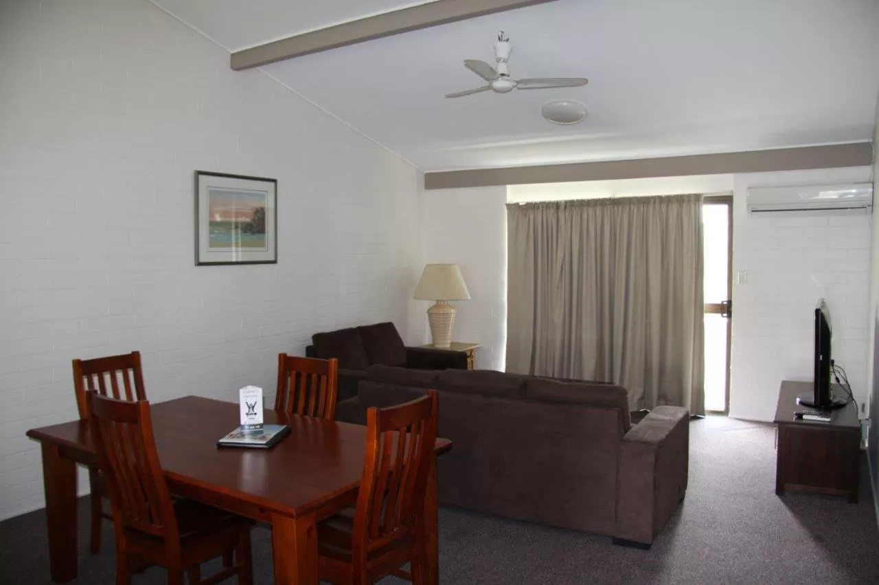 Photo of the whole room, Dining Area in Emerald Gardens Motel & Apartments